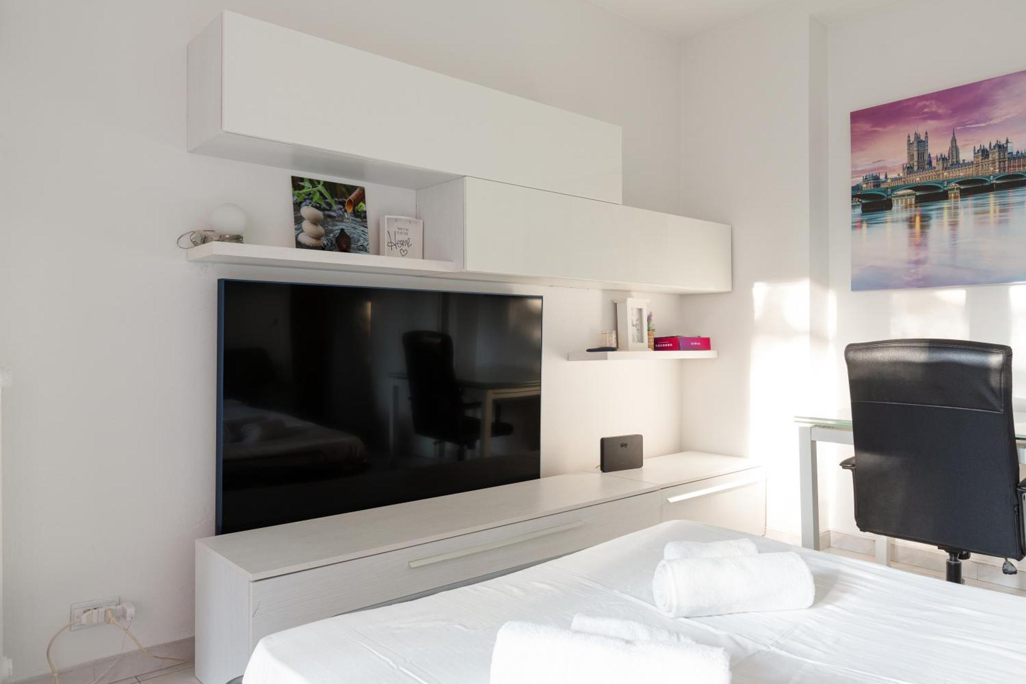 Corvetto M3 - Bright Apt. With Balcony!