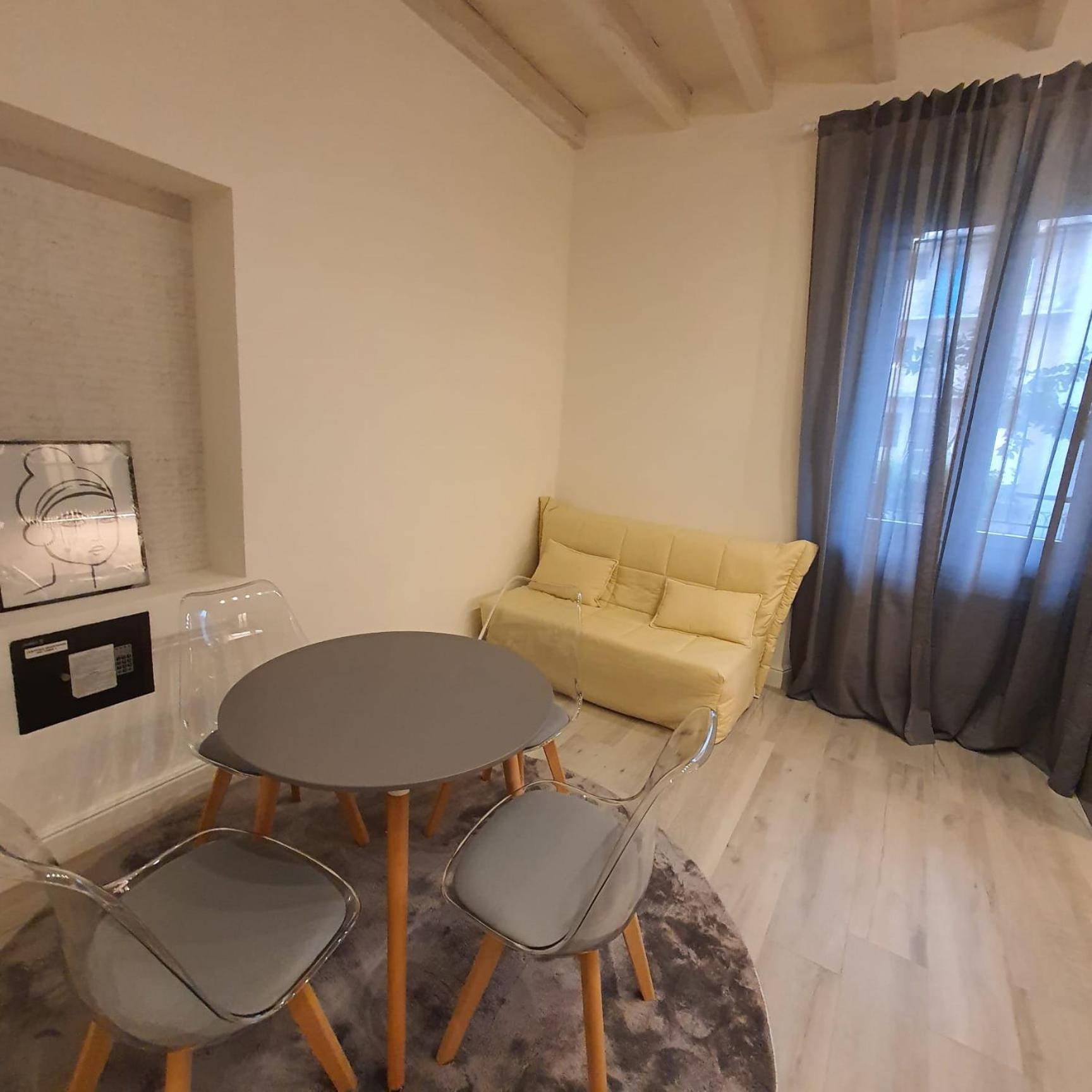 Casa Di Ringhiera Old Apartment Milan