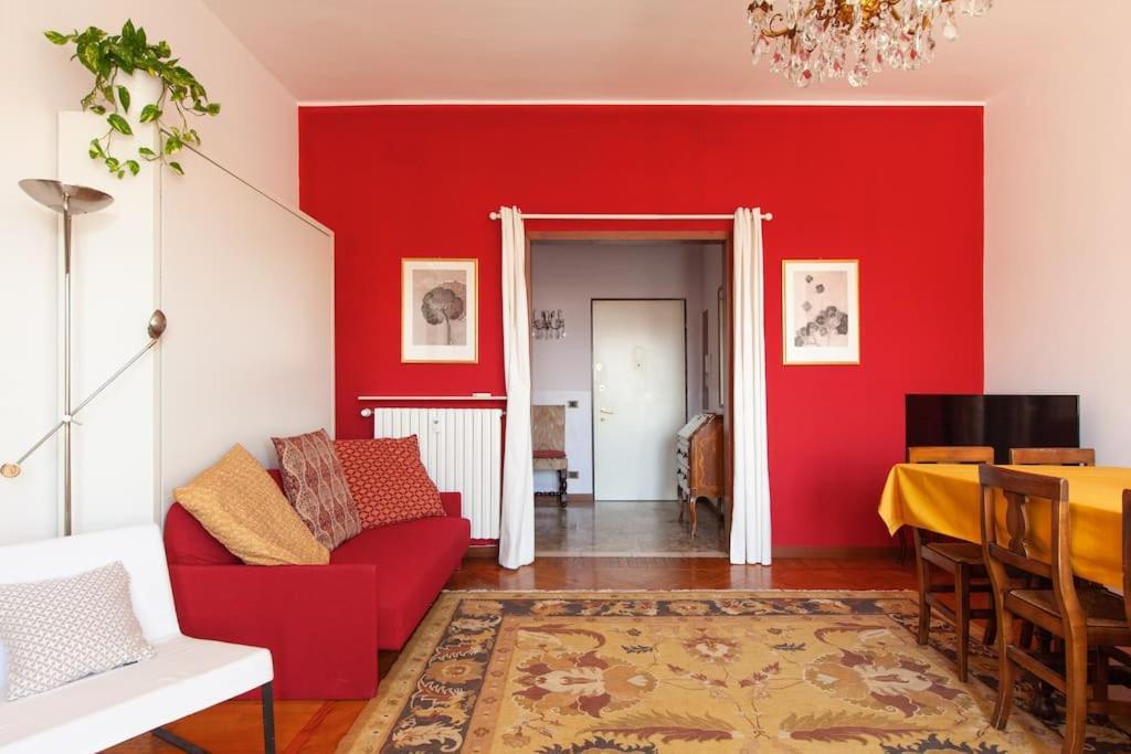 Apartment Sunshine-filled On Subway Milan