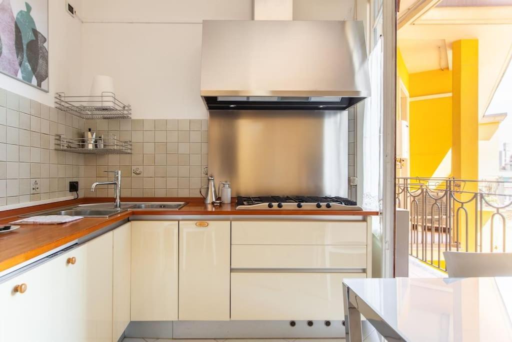 Apartment Sunshine-filled On Subway Milan