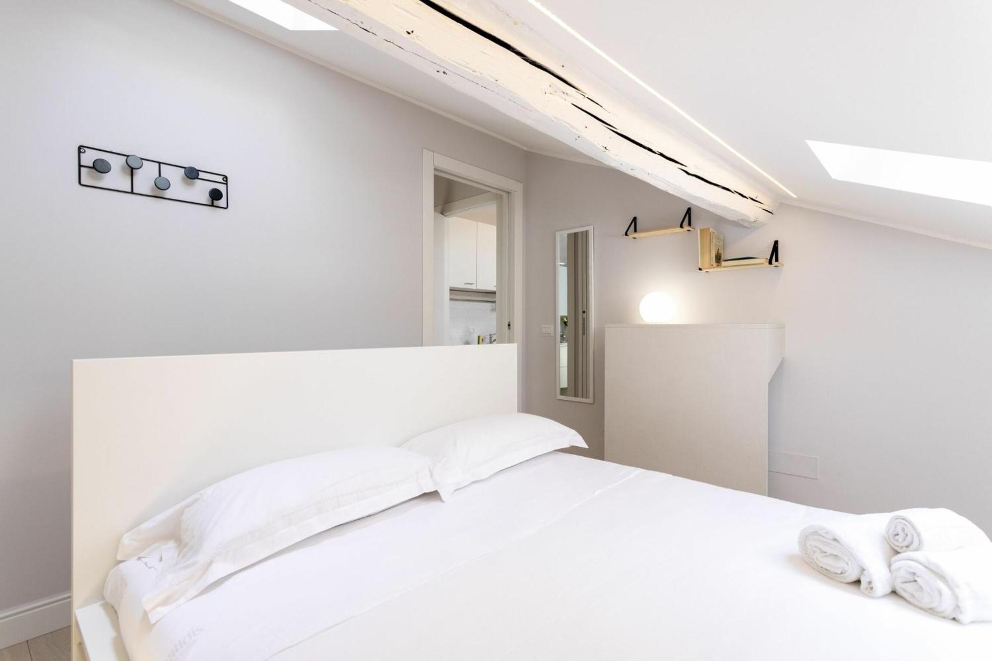 Ferrucci 1 Bedroom Attic In By Halldis Apartamento