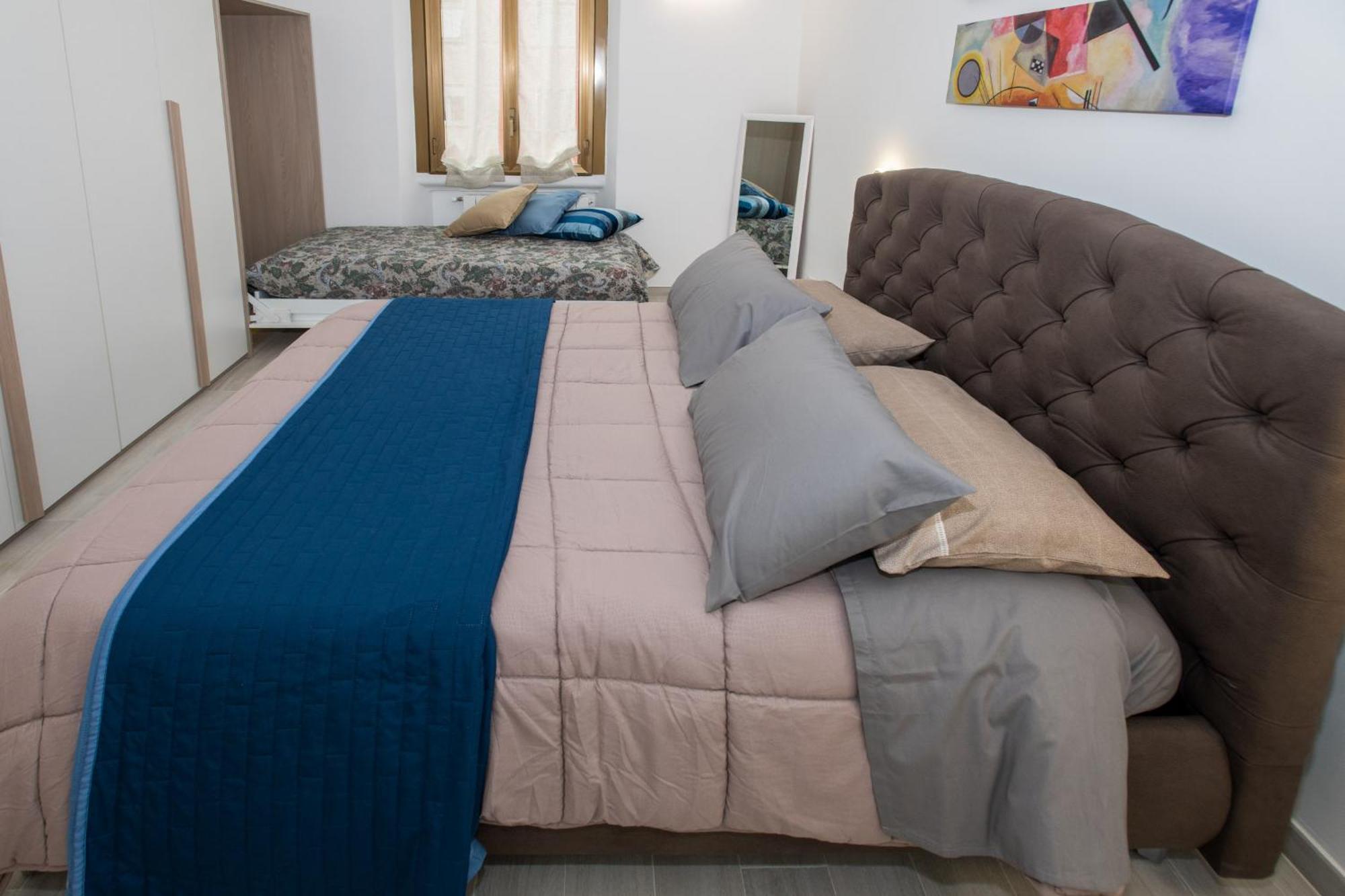 The Palm Sisters - Navigli, Bocconi * Milan
