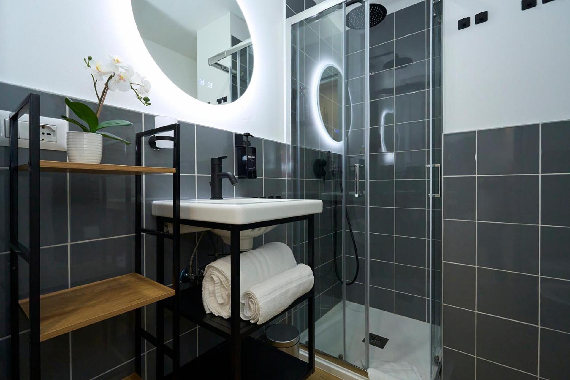 Duomo 10 Min - Cozy With Netflix & Wifi Apartment *