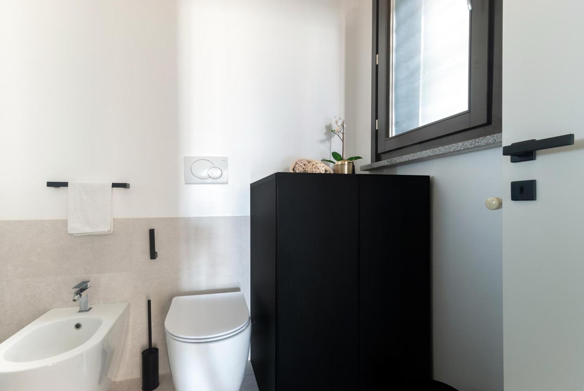 Apartment With Panoramic View Of And Public Free Parking Lot *