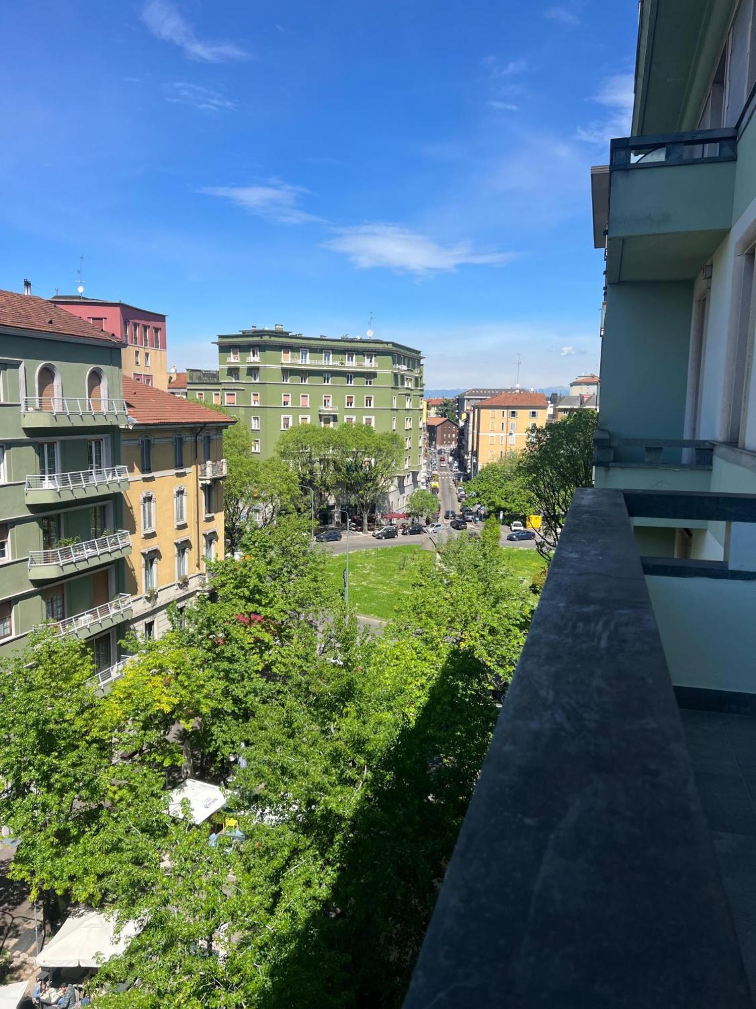 New With Balcony, Isola Bosco Verticale Milão