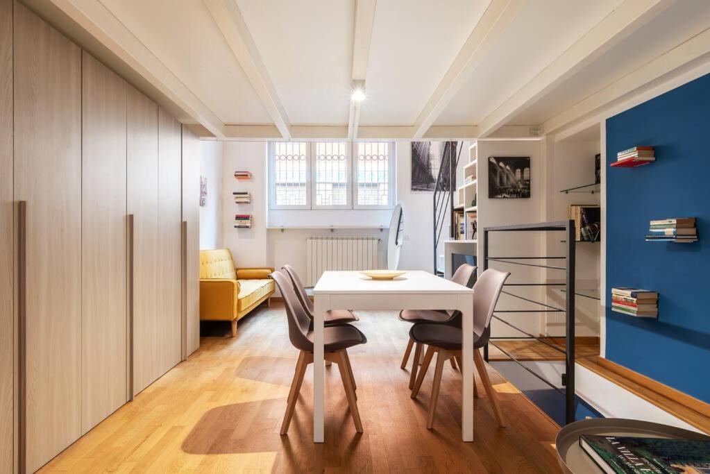 Serena's Blue In Dergano Apartment