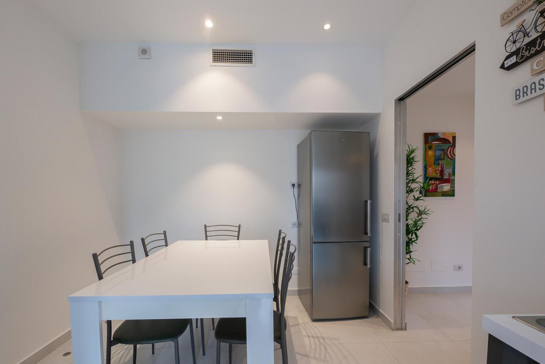 Ihost - Tito Livio 20 * Milano