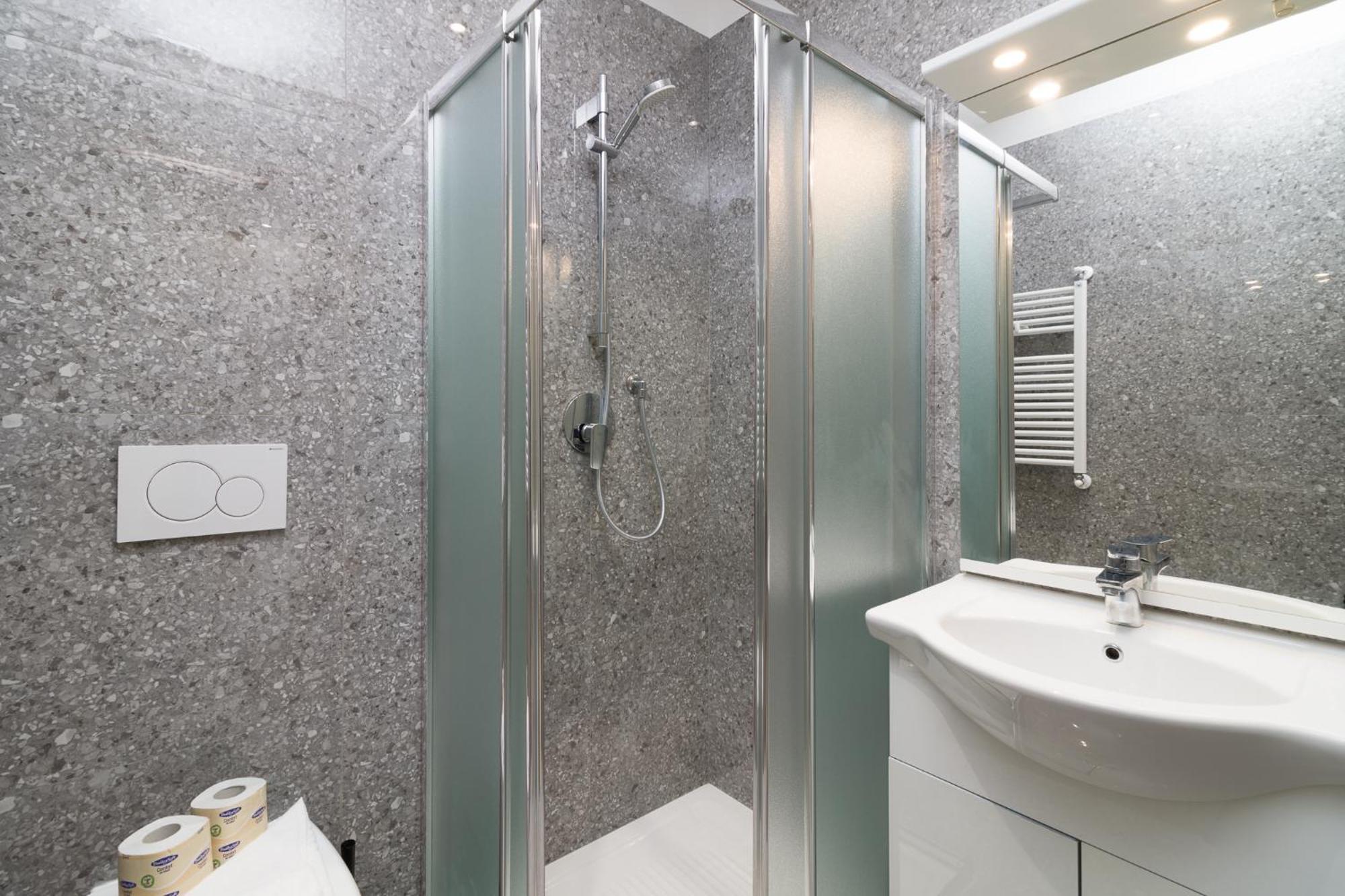 Nuovissimo Attico 17esimo Piano, 10 Posti Letto Apartment Milan