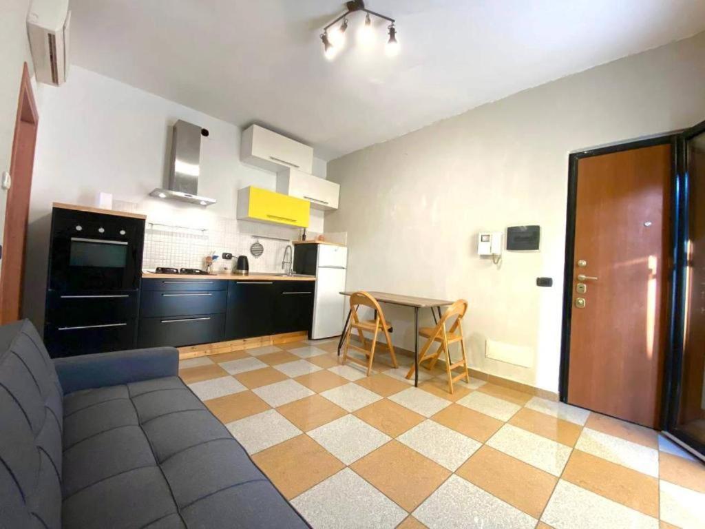 Conte Rosso House, Con Doppia Terrazza In Coorte Tranquilla A Due Passi Da Stazione E Metropolitana Lambrate * Milano