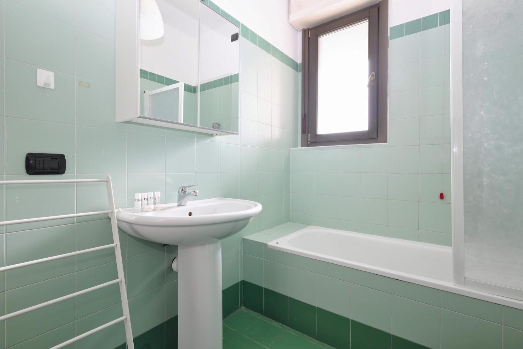 Joivy Lovely 4-bed Flat With Balcony Milan