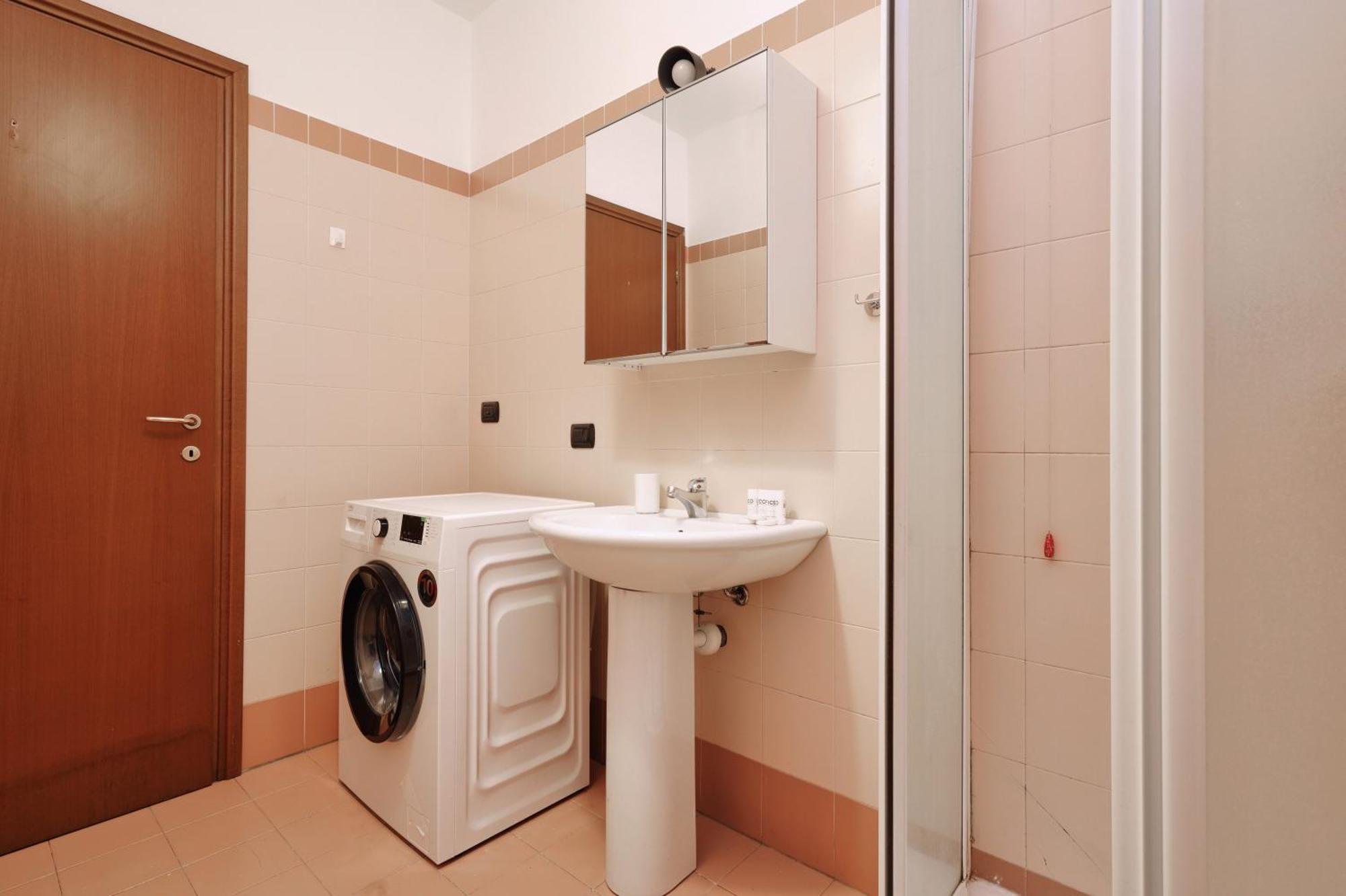 Joivy Lovely 4-bed Flat With Balcony Apartment *