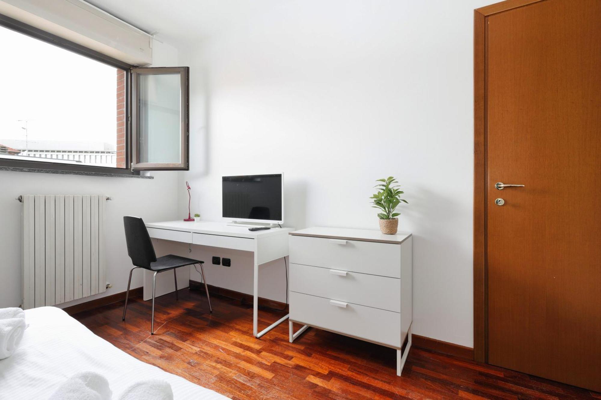 Joivy Lovely 4-bed Flat With Balcony Apartment *