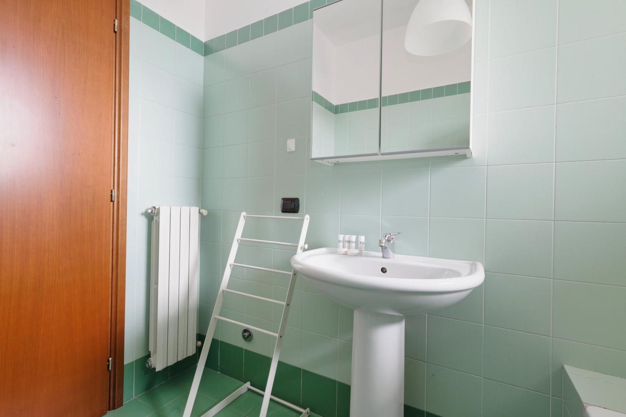 Joivy Lovely 4-bed Flat With Balcony *