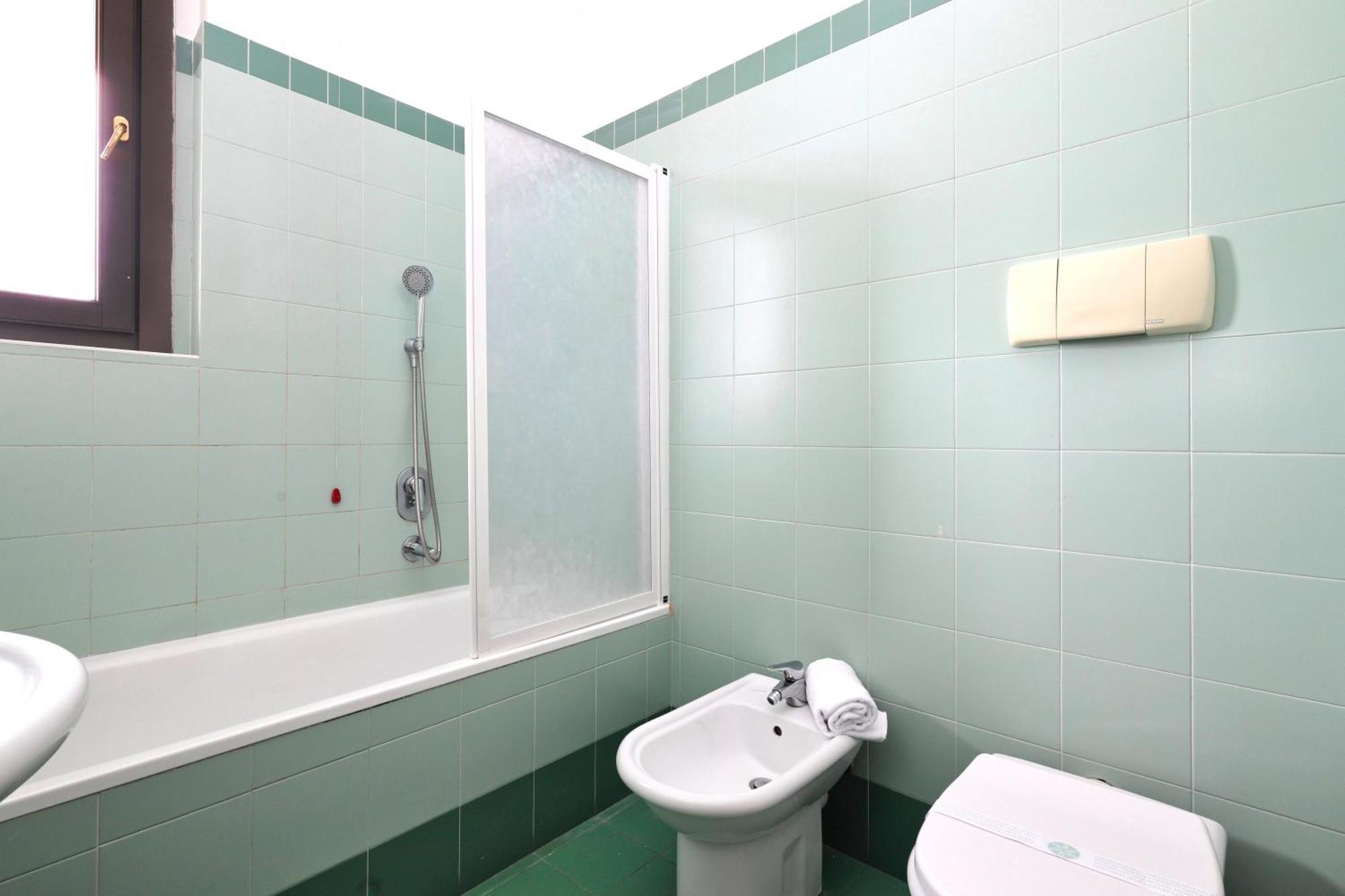 Joivy Lovely 4-bed Flat With Balcony Milan