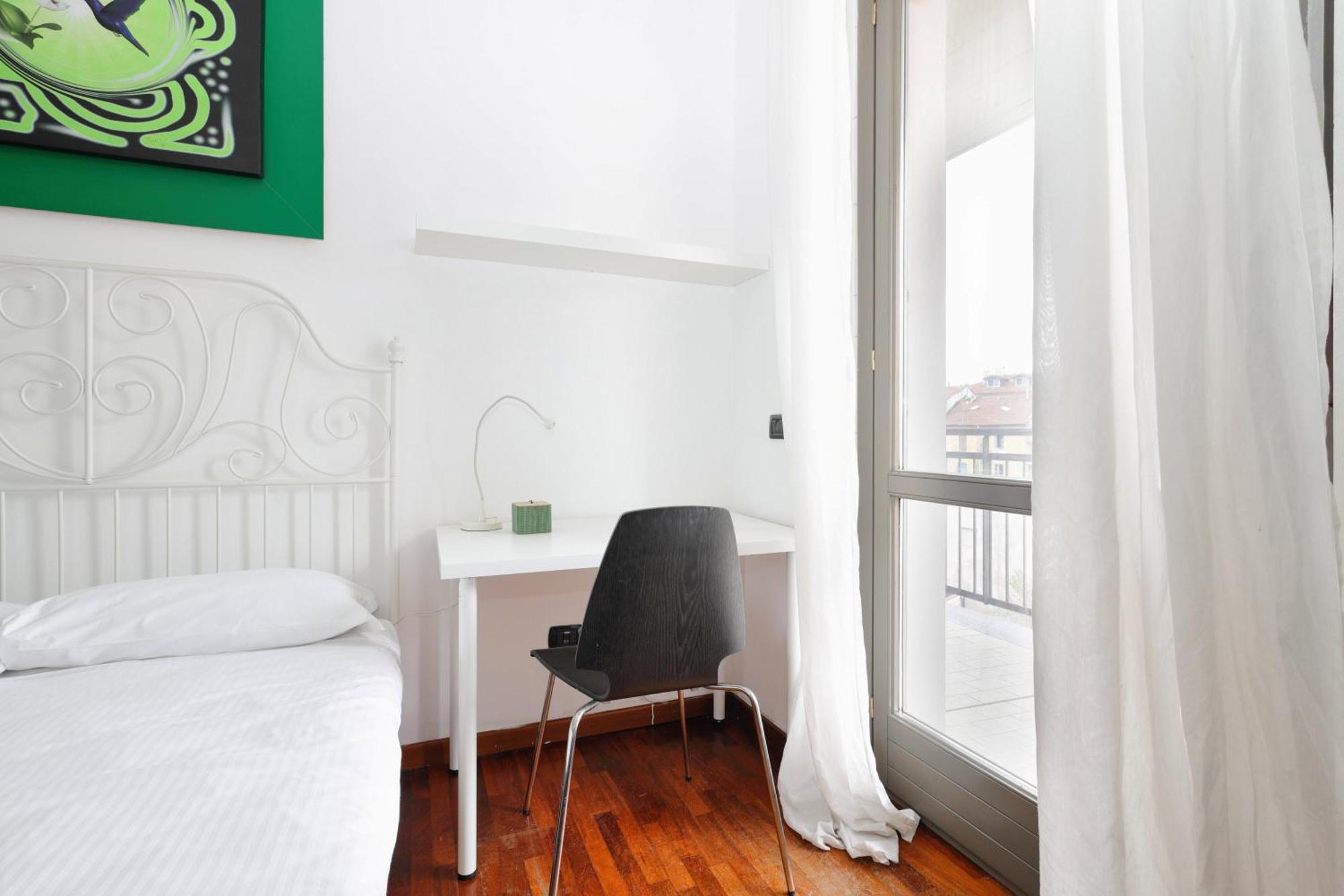 Joivy Lovely 4-bed Flat With Balcony Apartment *
