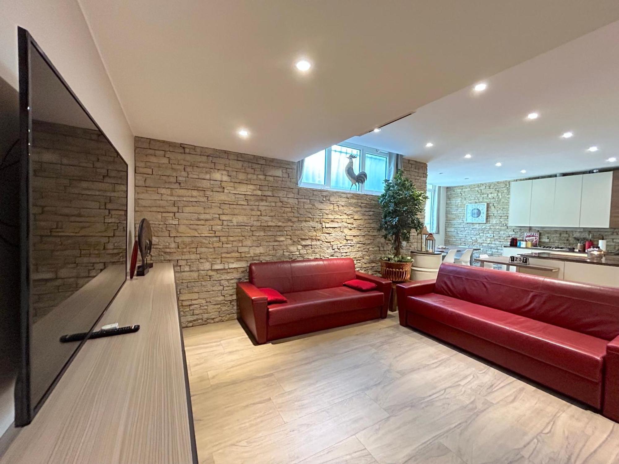 R39 Elegant With Private Parking Apartment