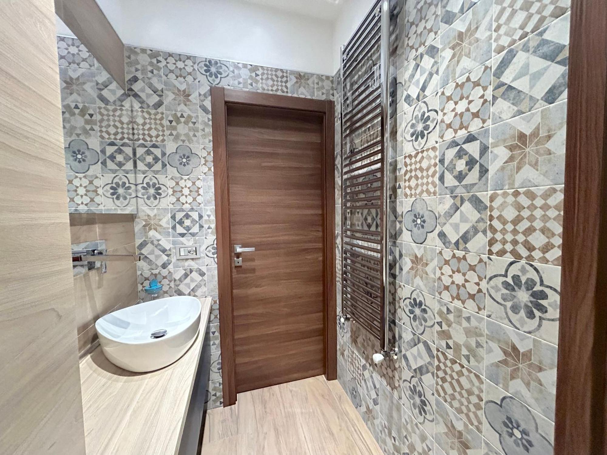 R39 Elegant With Private Parking Apartment