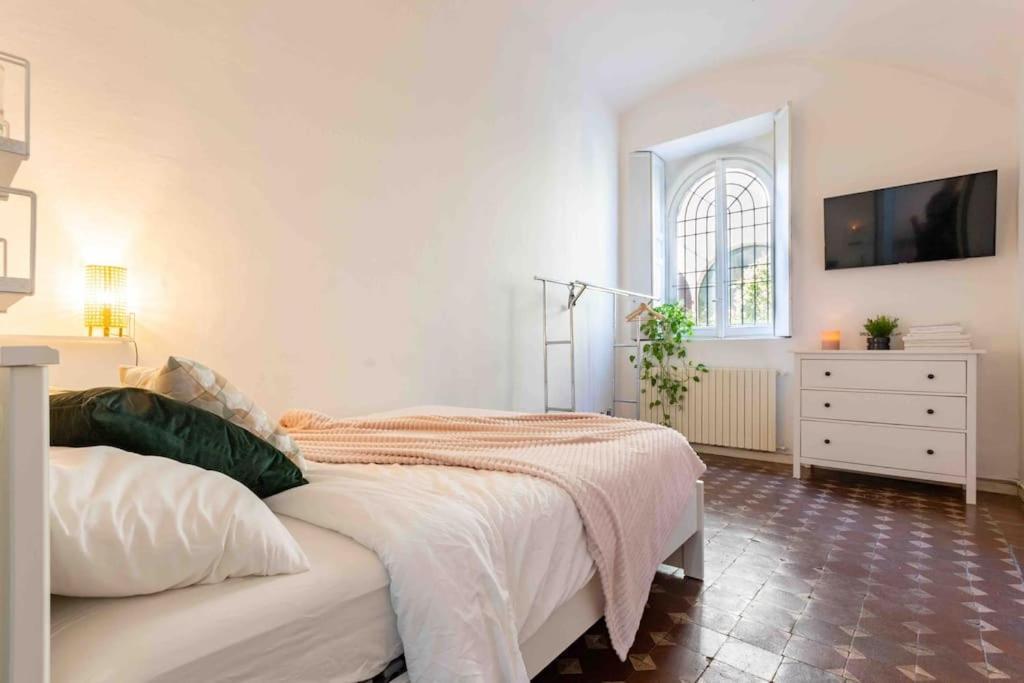 Bohemian Art Apartment. One Bedroom One Sofa * Milão