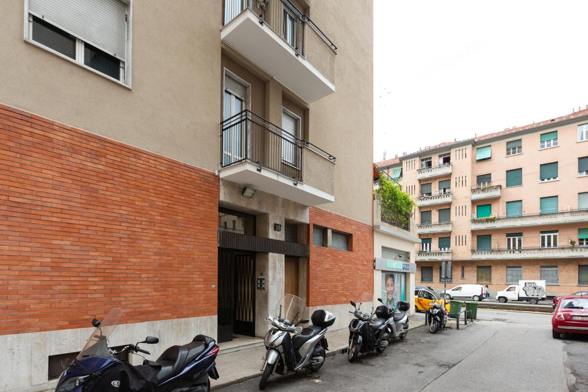 Piazzale Brescia- Cosy With Balcony Milan