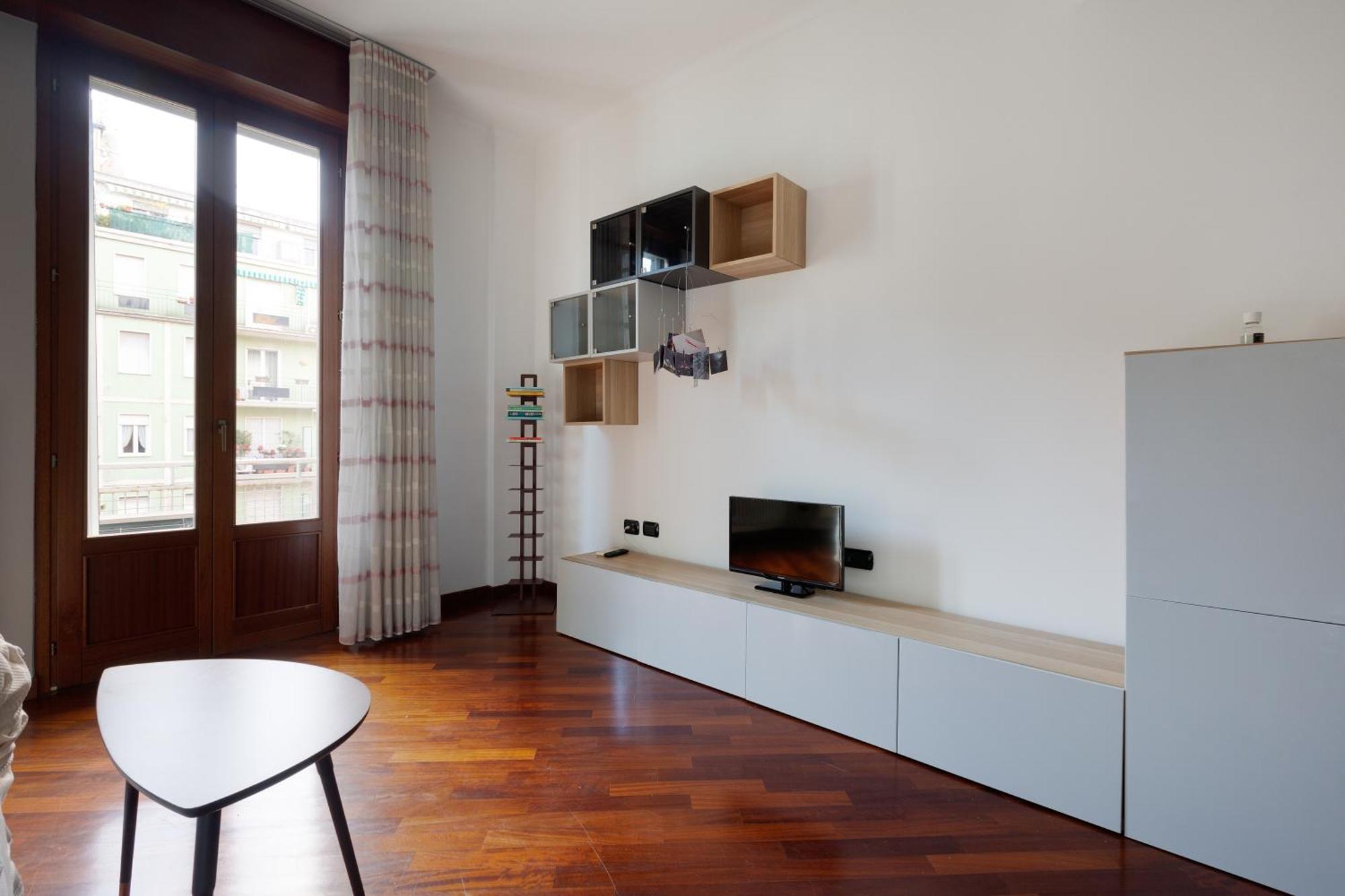 Sondrio M3 - Spacious With Balcony! * Milão