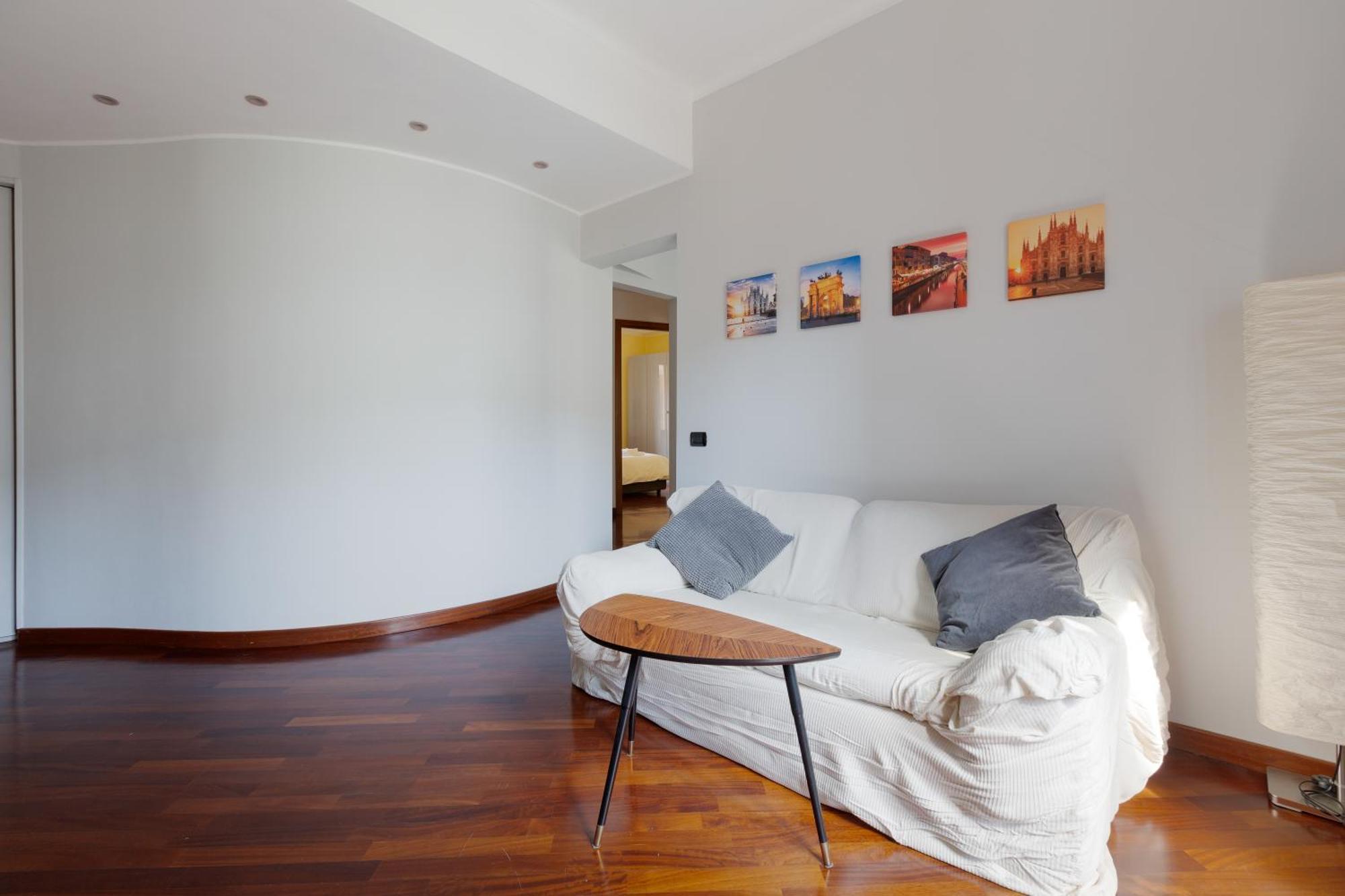Sondrio M3 - Spacious With Balcony! * Milão