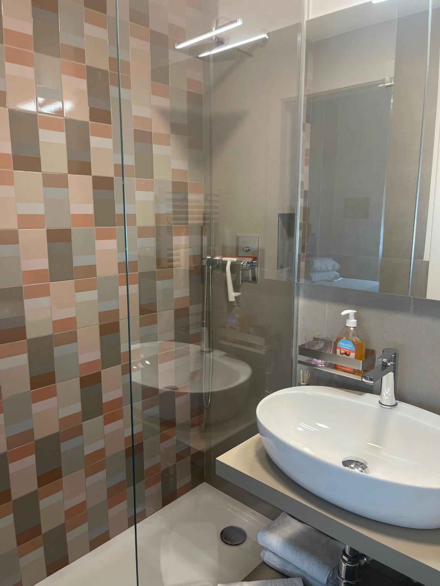 Apartment Home Suite Home With Free Parking - Parcheggio Gratuito Porta Romana Suite Newly 2 Bedrooms Apartment With 2 Bathrooms Subway Metro 3 Stops To Duomo