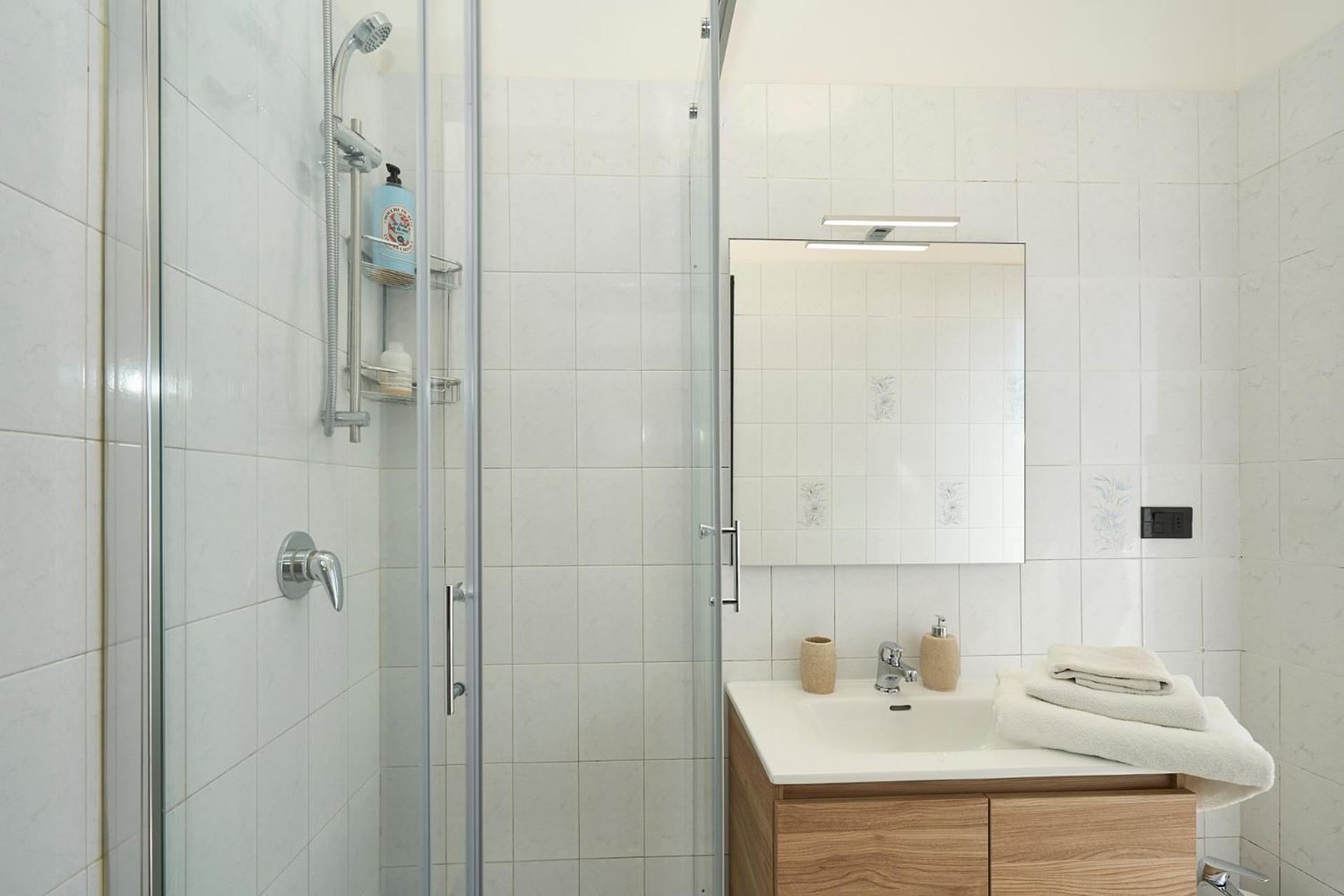 -luminosa 5 Stars With Balcony- Wifi Netflix 15 Minutes From Duomo Milan