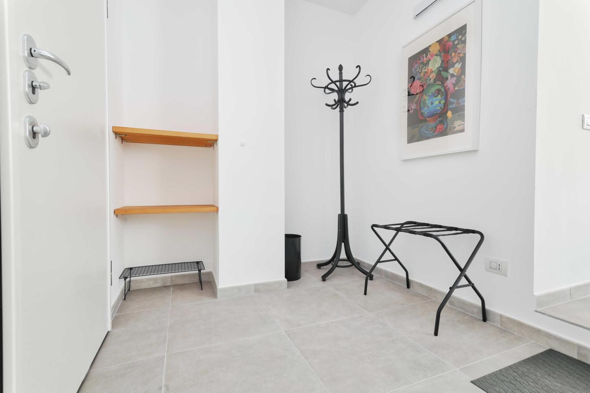 Red Cannas, Cozy In Life District Apartment Milan