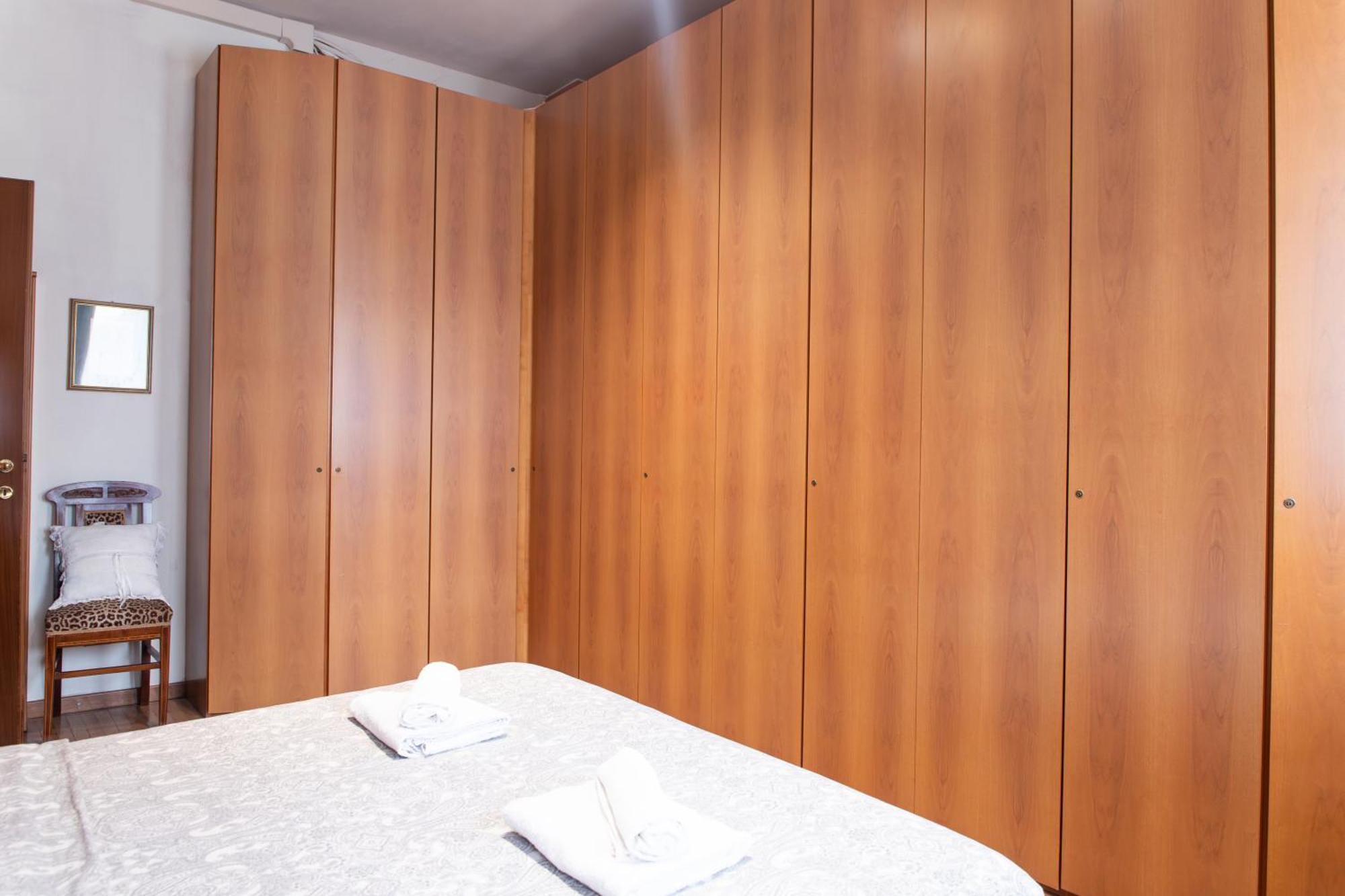 Duomo Walking Distance Elegant Flat With View Milano