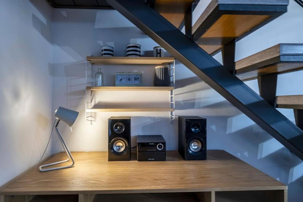 Contemporary Loft - Station Apartment