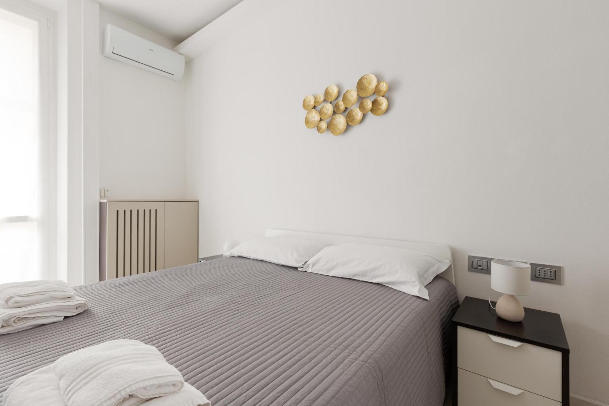 M4 Argonne Balcony Apartment Milan