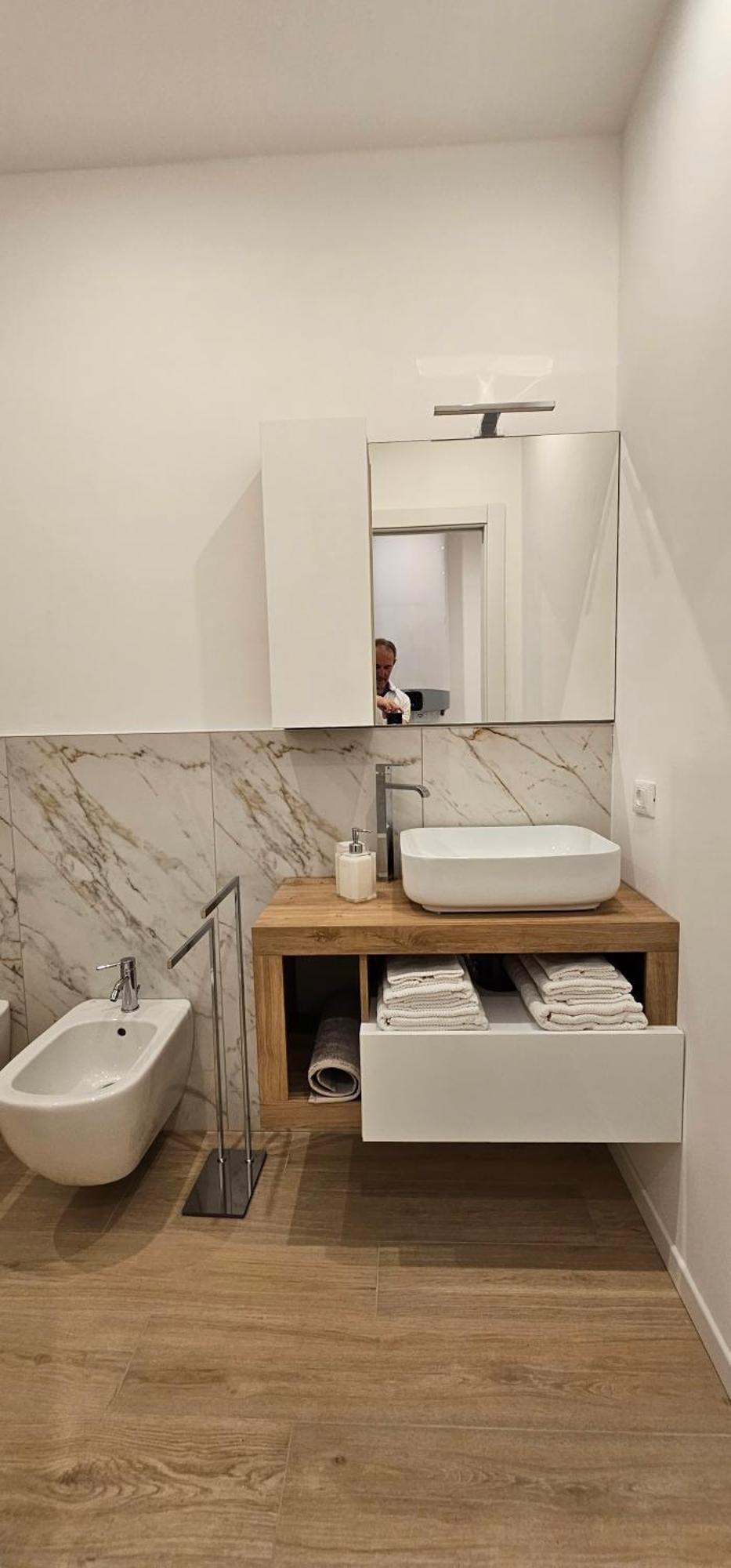Urban De Angeli, 7 Apartment