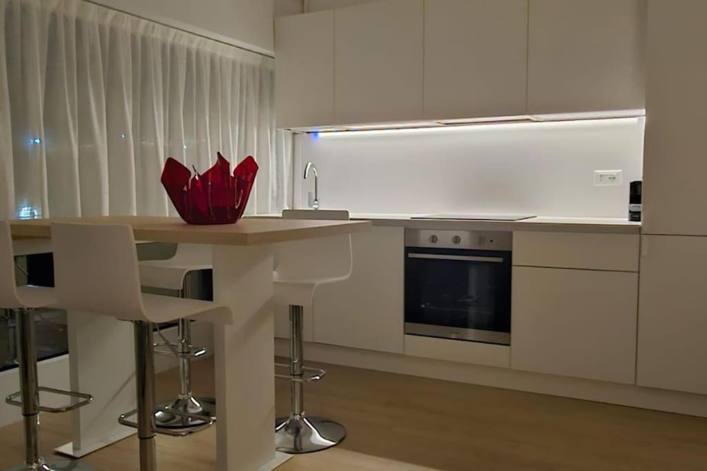 Urban De Angeli, 7 * Milano