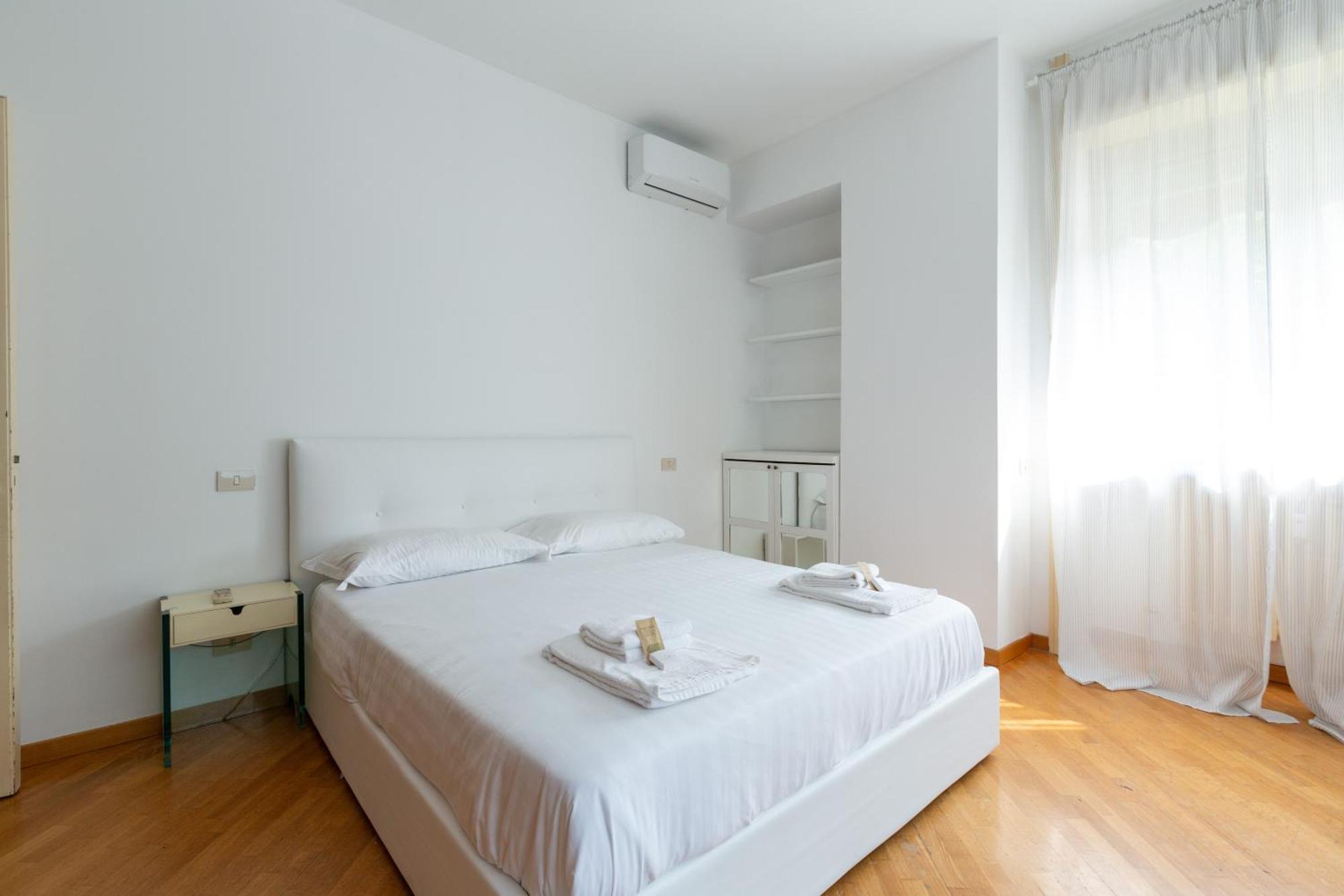 Lorenteggio Large Flat Apartment *