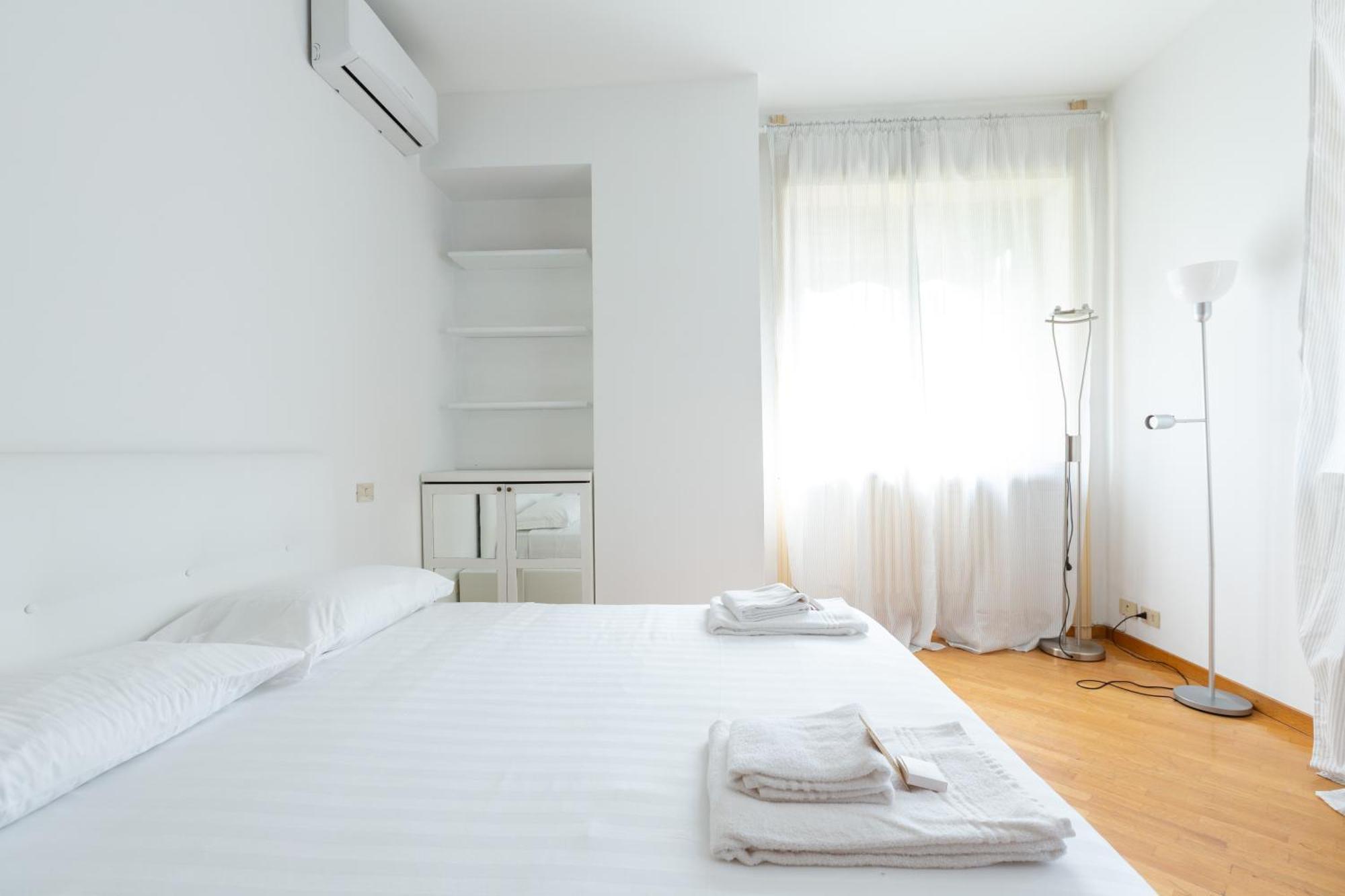Lorenteggio Large Flat Apartamento *