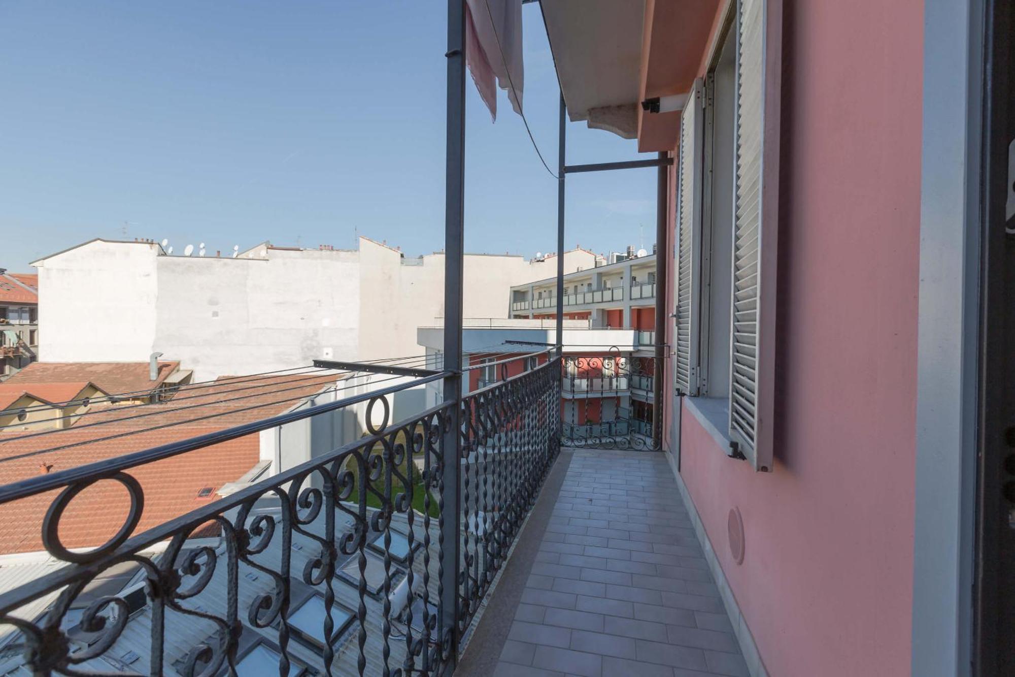 Stylish Skyline View Modern Amenities Apartment