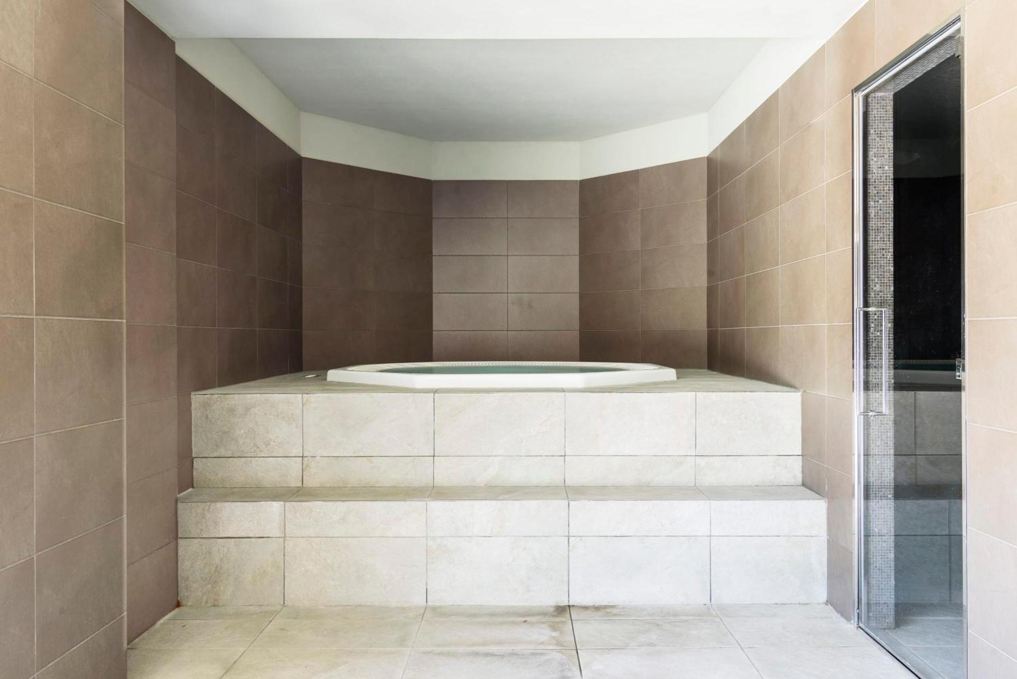 Luxury Flat With Pool Gym Spa Parking - Unit9b Apartment