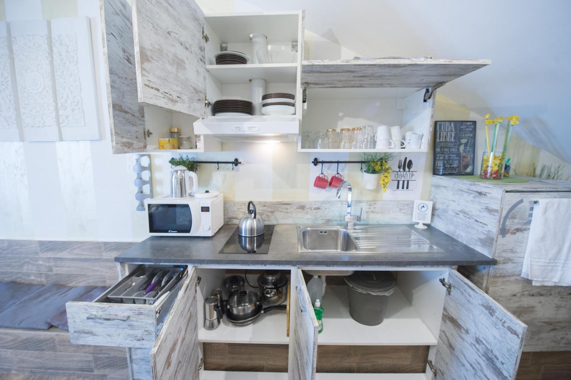 Apartment Amazing Attic Max 10 People With Parking & Wifi, Near To 3 Tram Lines And To The Metro - Well Connected To Airports And To The Train Station Milan