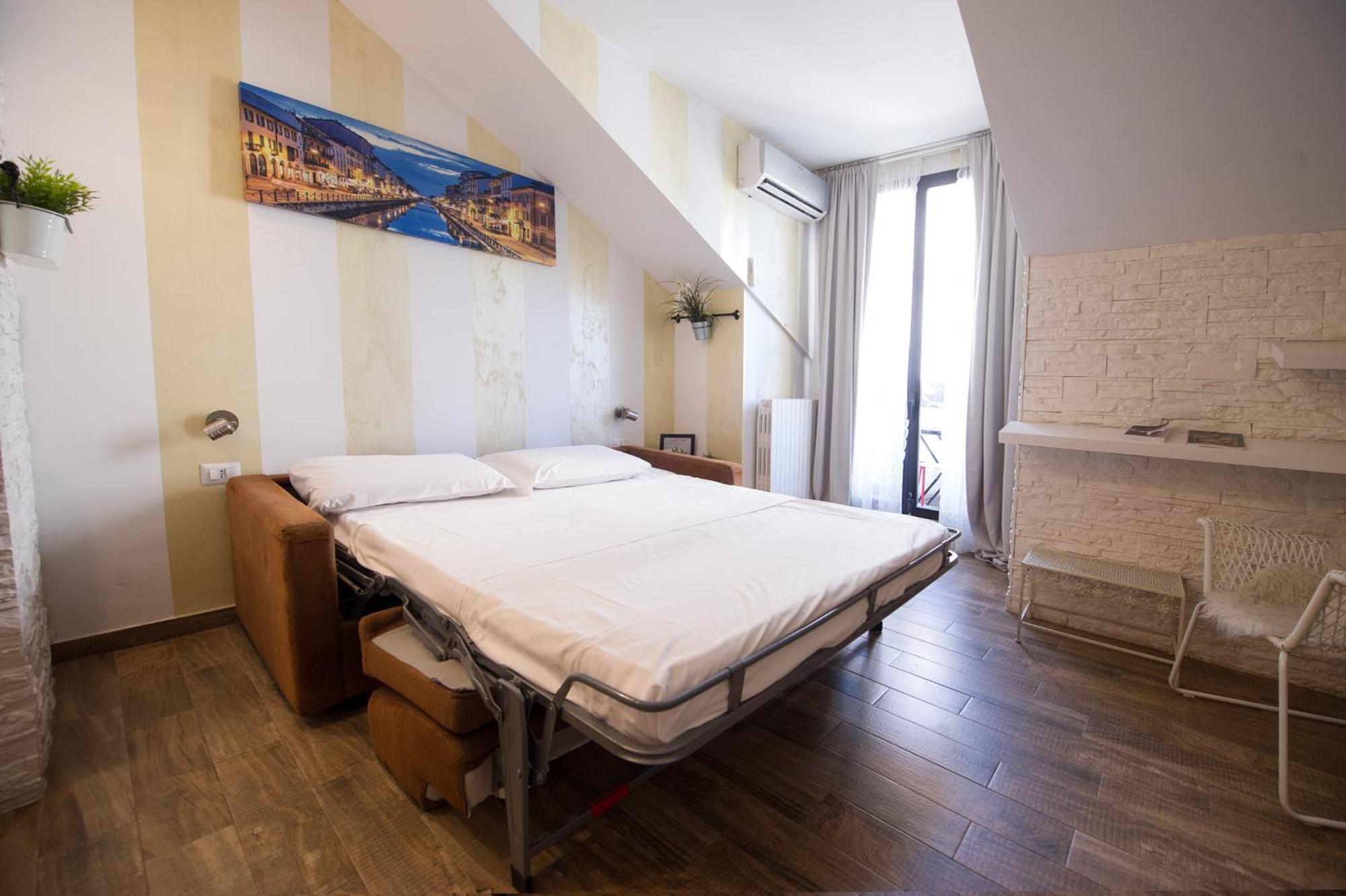 Amazing Attic Max 10 People With Parking & Wifi, Near To 3 Tram Lines And To The Metro - Well Connected To Airports And To The Train Station Apartment Milan