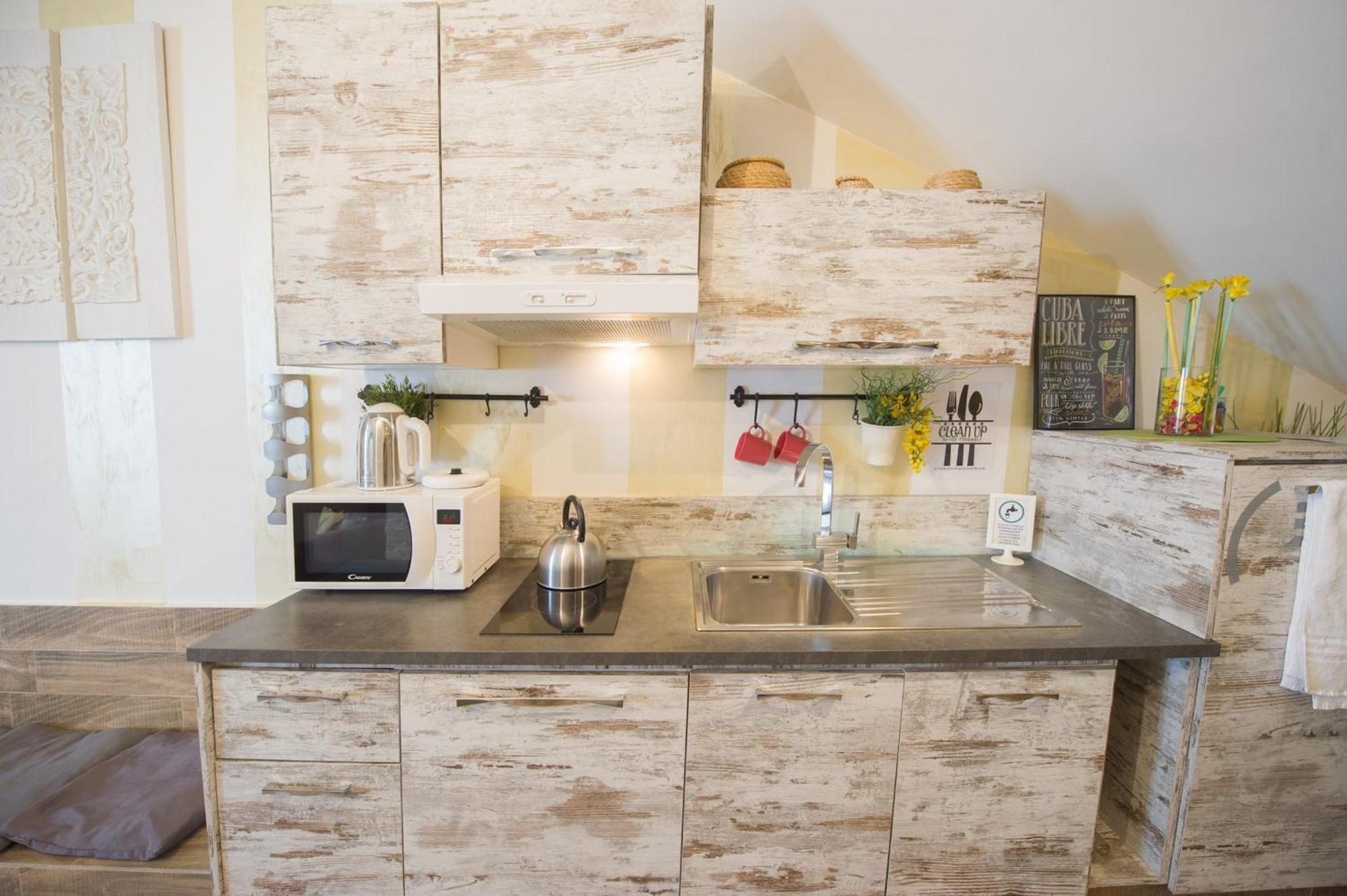 Amazing Attic Max 10 People With Parking & Wifi, Near To 3 Tram Lines And To The Metro - Well Connected To Airports And To The Train Station Apartment Milan