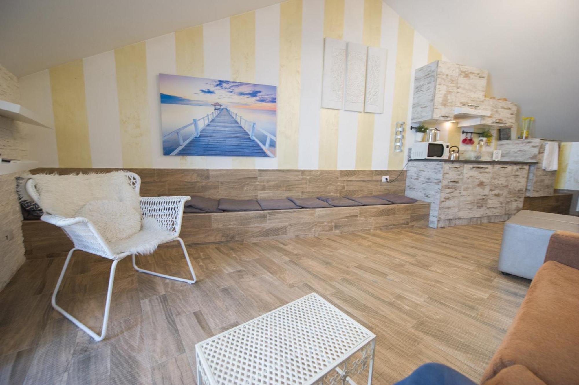 Apartment Amazing Attic Max 10 People With Parking & Wifi, Near To 3 Tram Lines And To The Metro - Well Connected To Airports And To The Train Station Milan