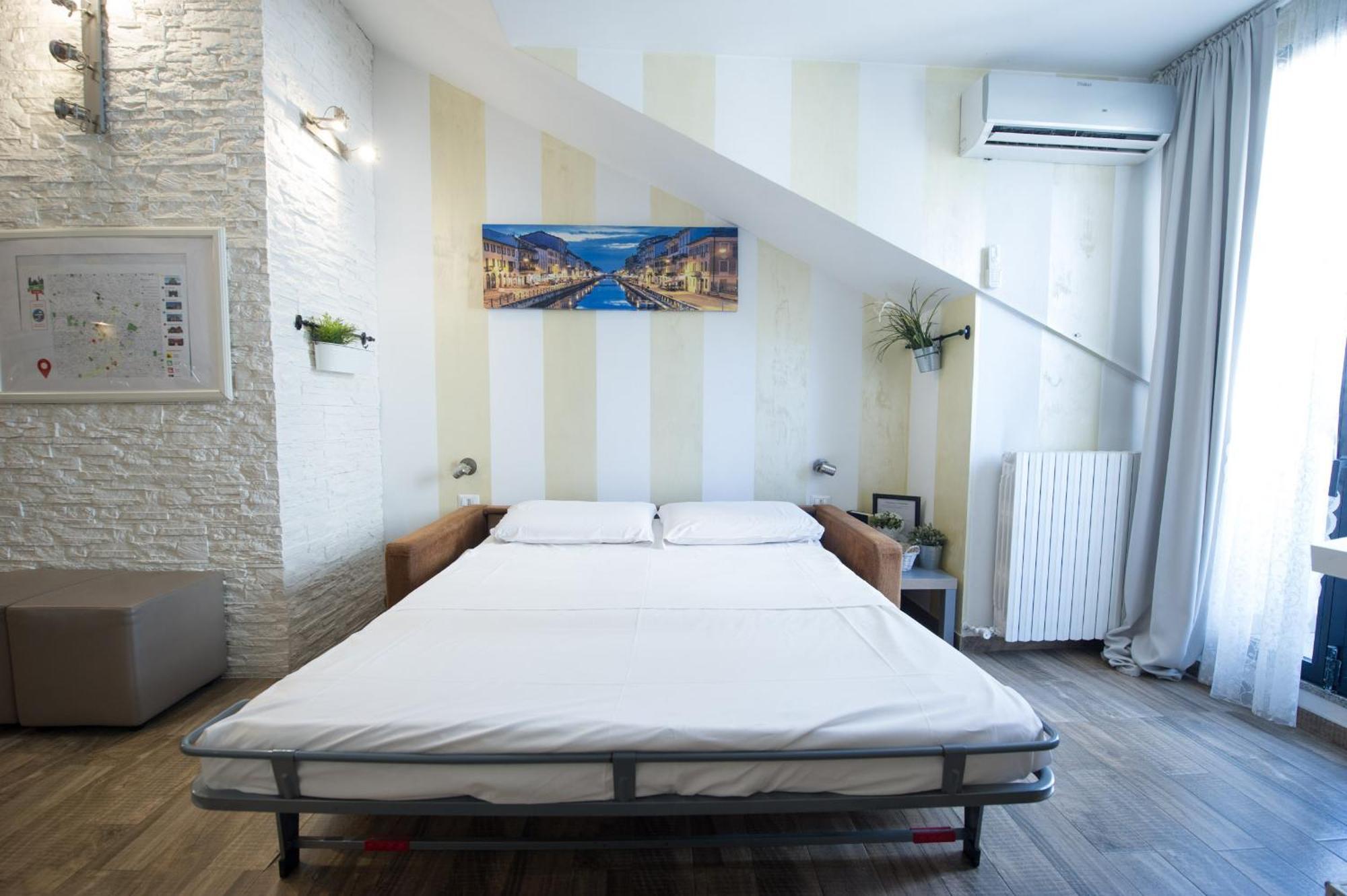 Amazing Attic Max 10 People With Parking & Wifi, Near To 3 Tram Lines And To The Metro - Well Connected To Airports And To The Train Station Apartment Milan