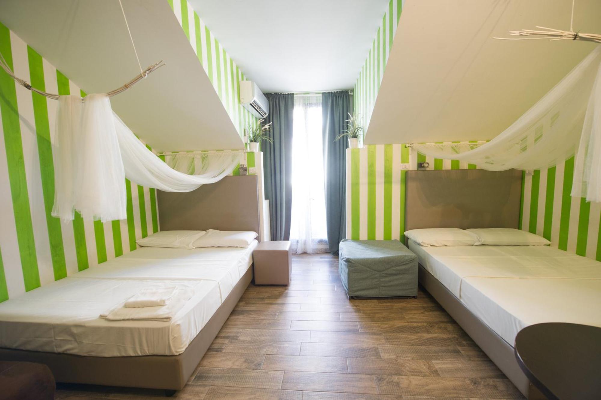 Apartment Amazing Attic Max 10 People With Parking & Wifi, Near To 3 Tram Lines And To The Metro - Well Connected To Airports And To The Train Station Milan