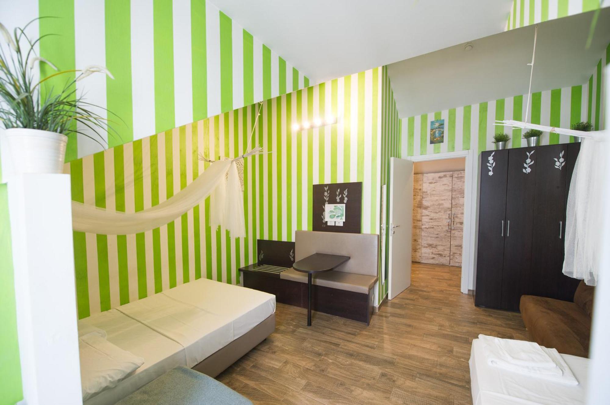 Apartment Amazing Attic Max 10 People With Parking & Wifi, Near To 3 Tram Lines And To The Metro - Well Connected To Airports And To The Train Station
