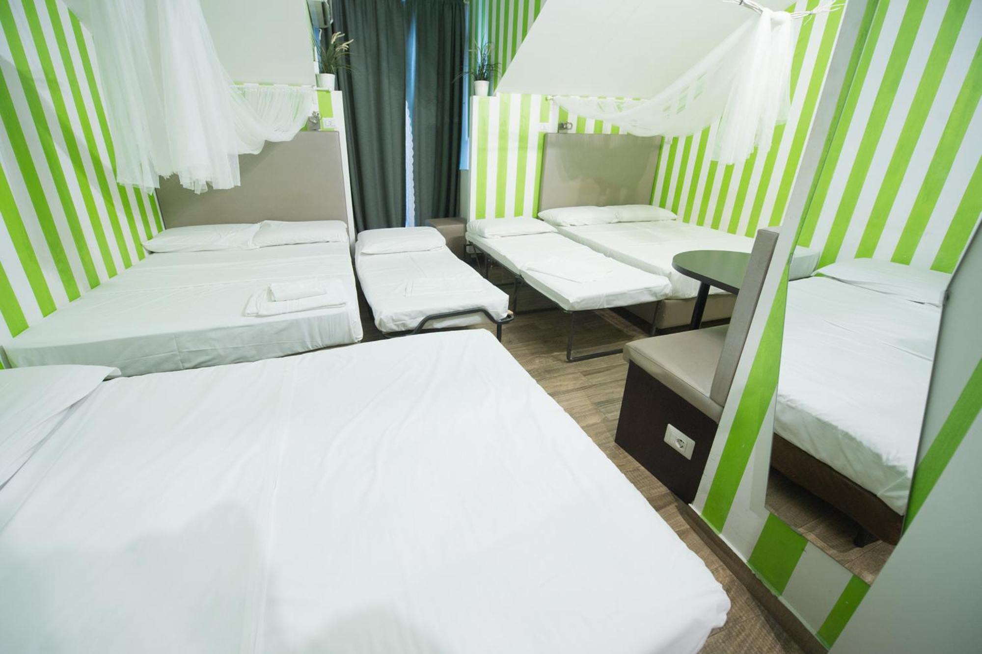 Apartment Amazing Attic Max 10 People With Parking & Wifi, Near To 3 Tram Lines And To The Metro - Well Connected To Airports And To The Train Station *
