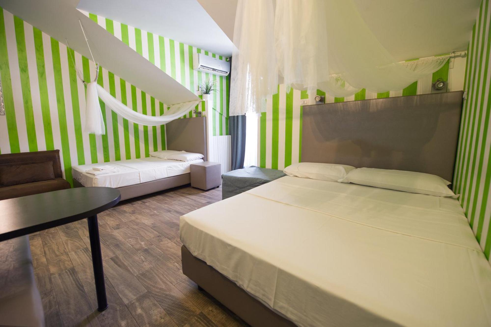 Amazing Attic Max 10 People With Parking & Wifi, Near To 3 Tram Lines And To The Metro - Well Connected To Airports And To The Train Station Apartment Milan