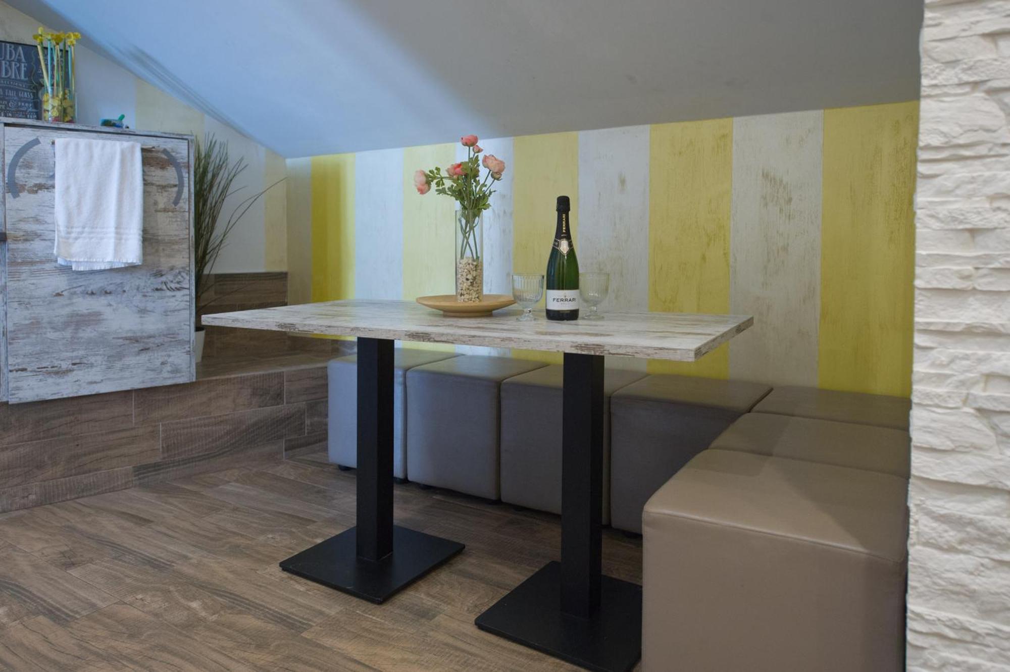 Amazing Attic Max 10 People With Parking & Wifi, Near To 3 Tram Lines And To The Metro - Well Connected To Airports And To The Train Station Apartment Milan