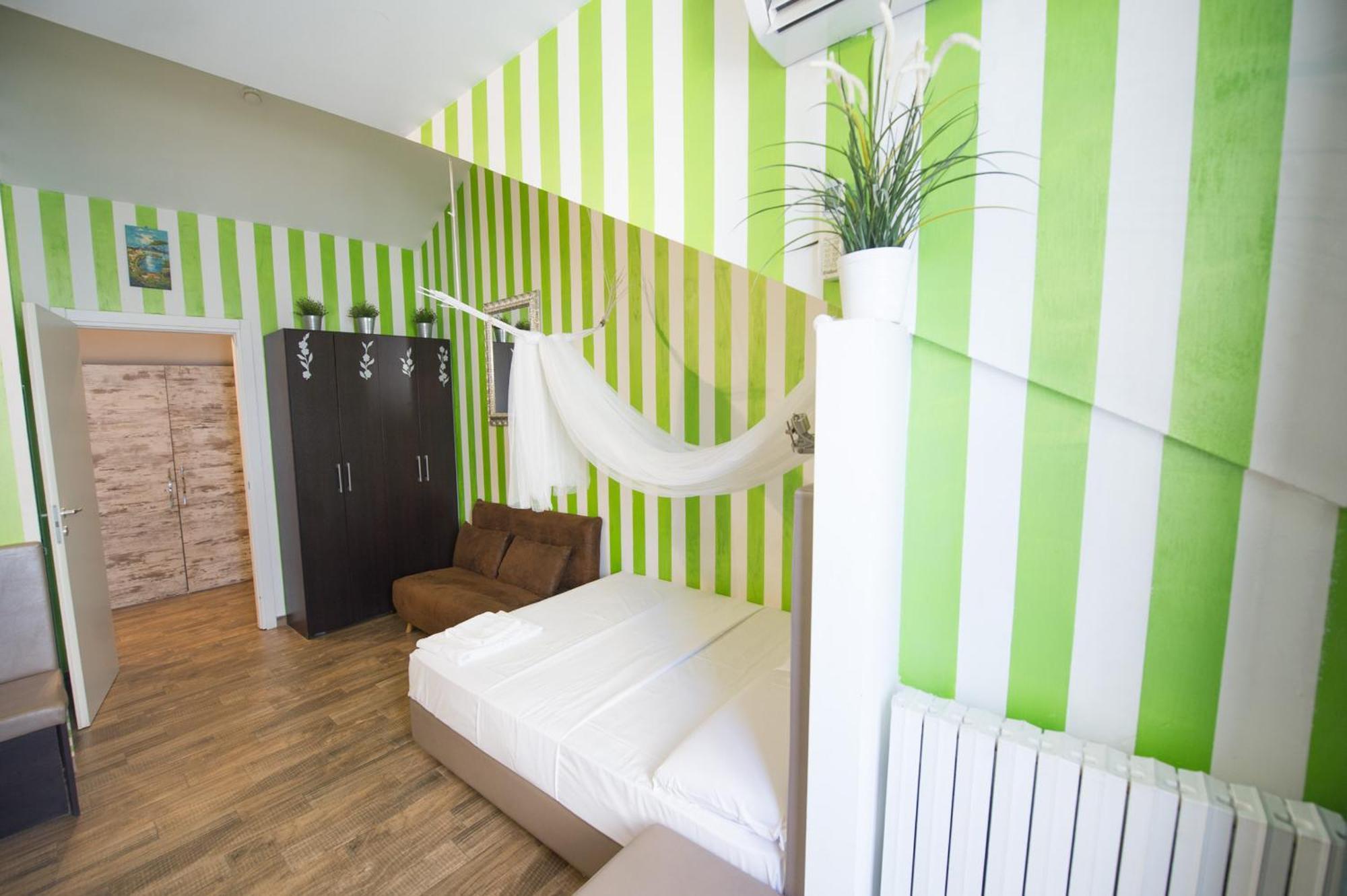 Amazing Attic Max 10 People With Parking & Wifi, Near To 3 Tram Lines And To The Metro - Well Connected To Airports And To The Train Station * Milan