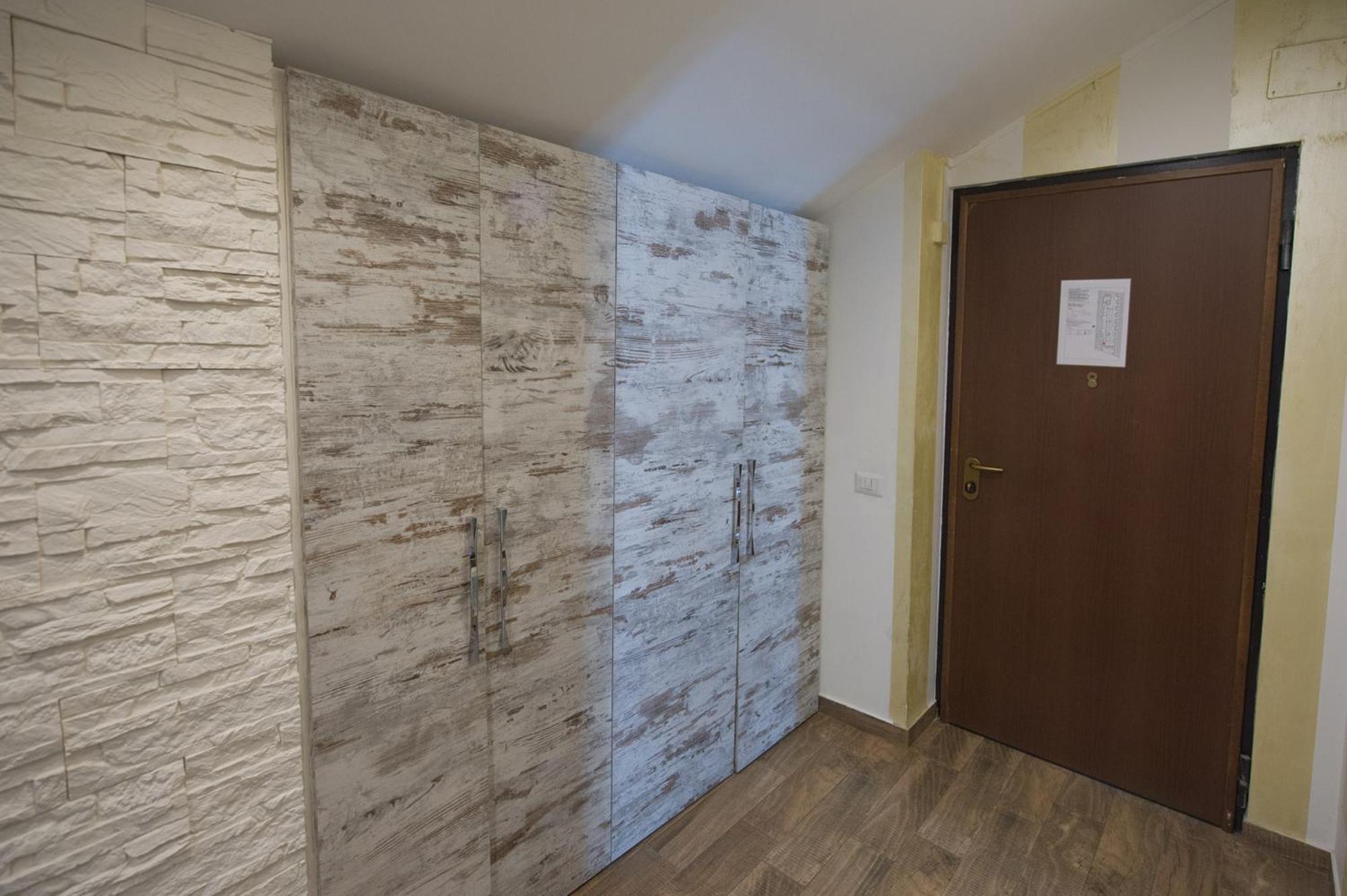 Apartment Amazing Attic Max 10 People With Parking & Wifi, Near To 3 Tram Lines And To The Metro - Well Connected To Airports And To The Train Station