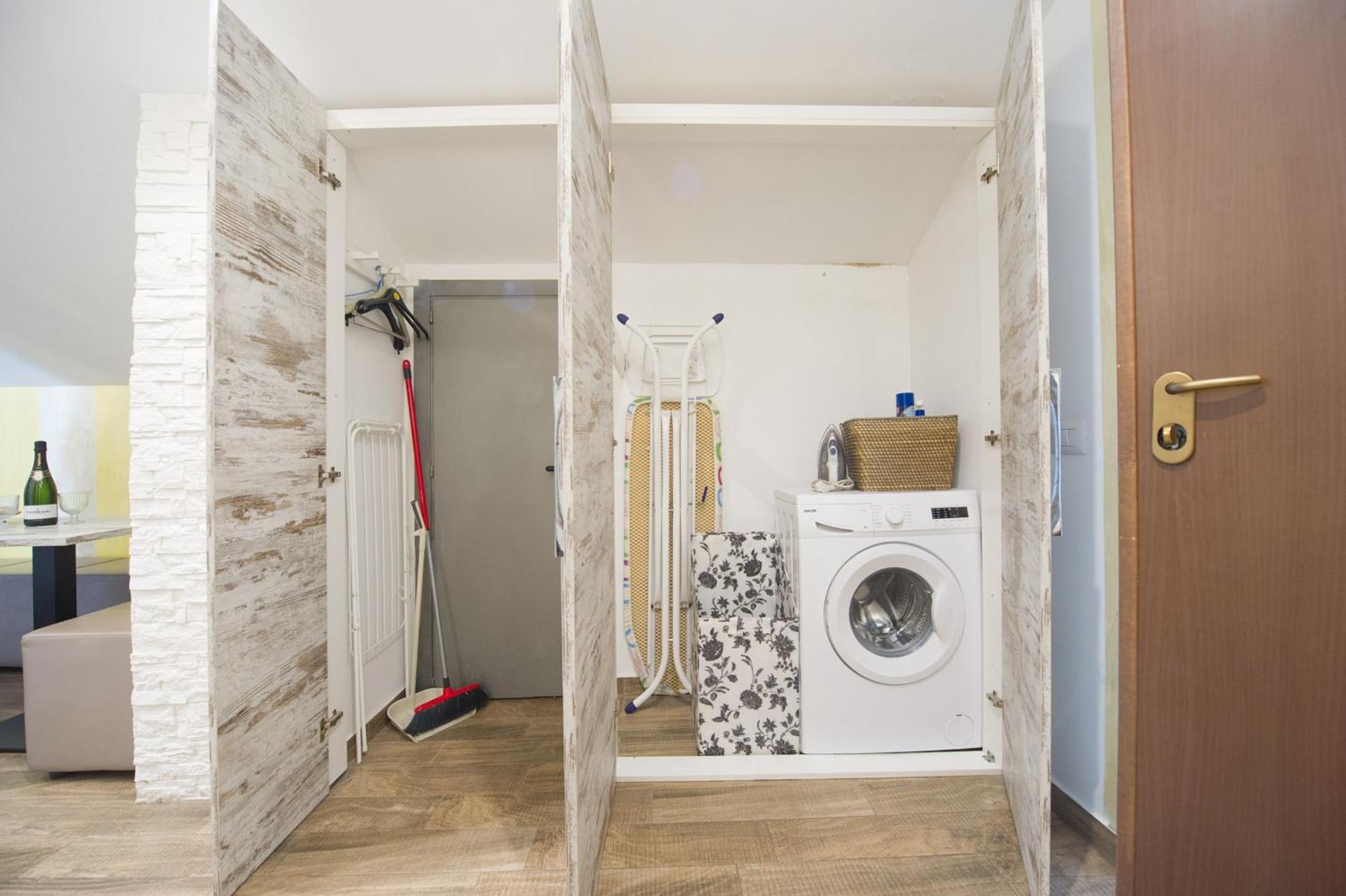 Amazing Attic Max 10 People With Parking & Wifi, Near To 3 Tram Lines And To The Metro - Well Connected To Airports And To The Train Station Apartment *